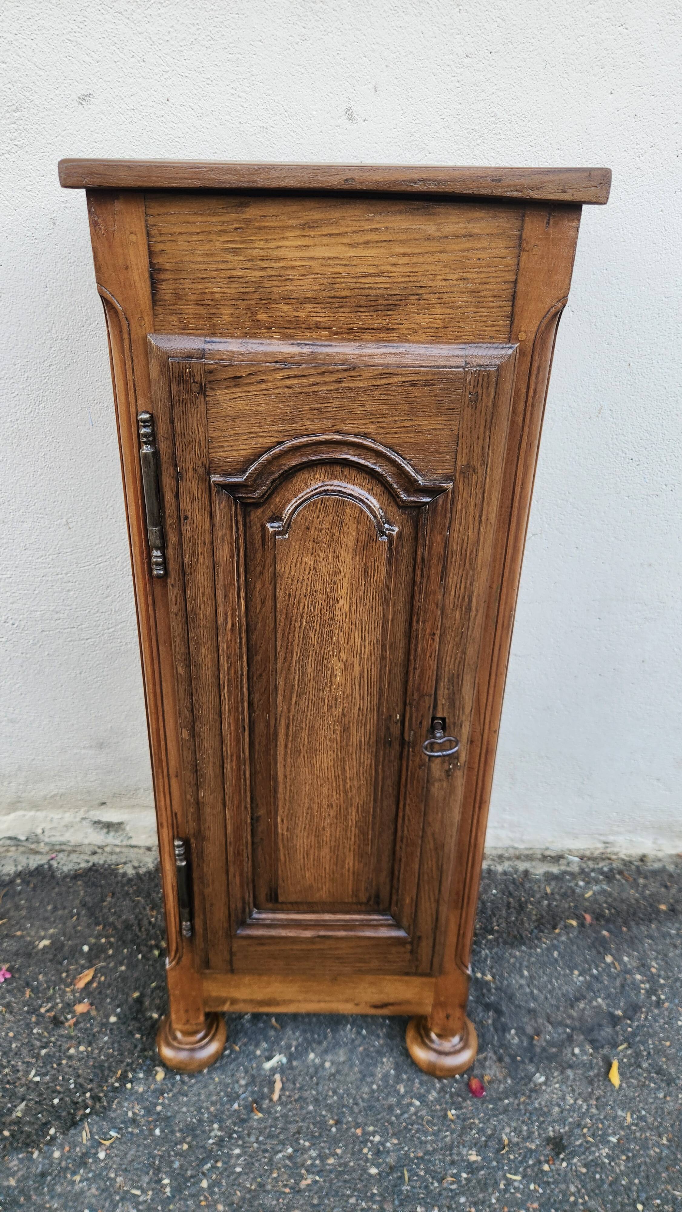 Charming column / pedestal in solid oak