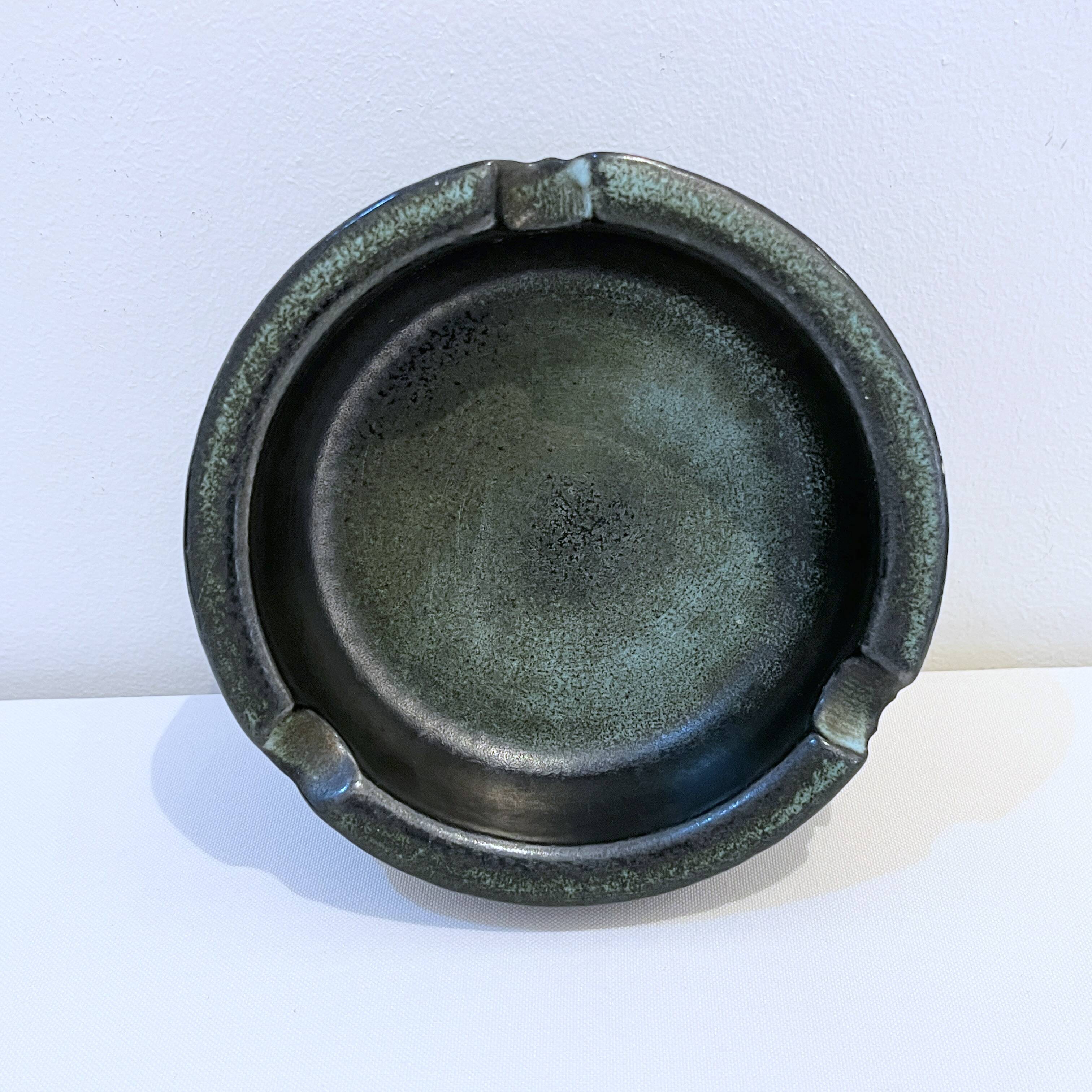 Cendrier brutaliste en céramique grès vert foncé  1950 West Germany vintage