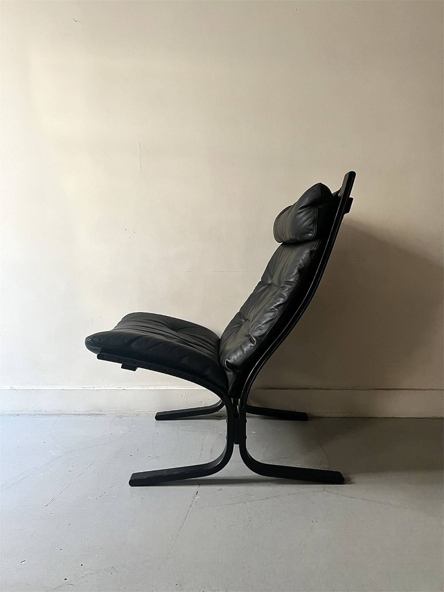 Scandinavian black leather armchair Siesta by Ingmar Relling, design 1970.