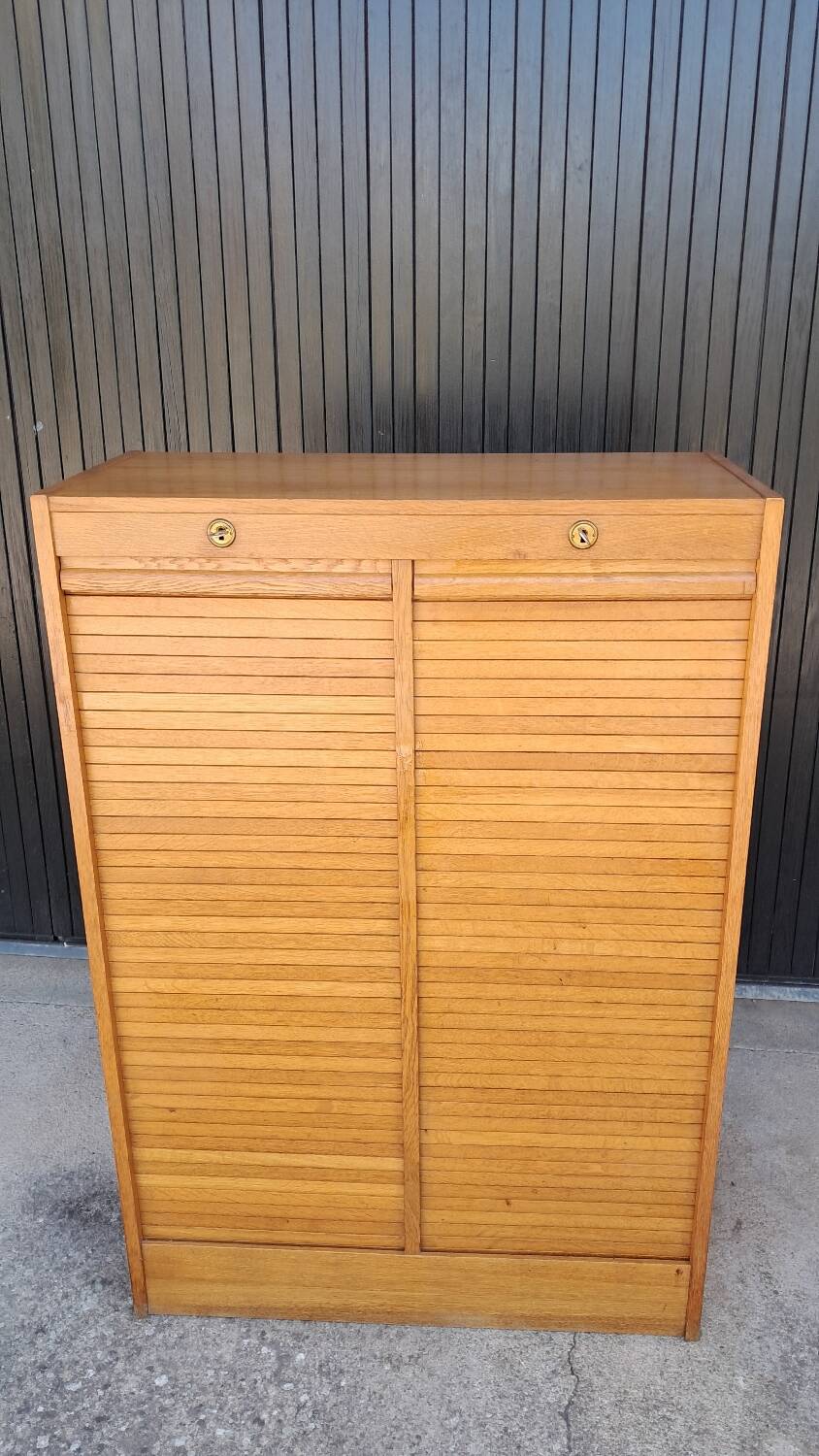 Curtain cabinet