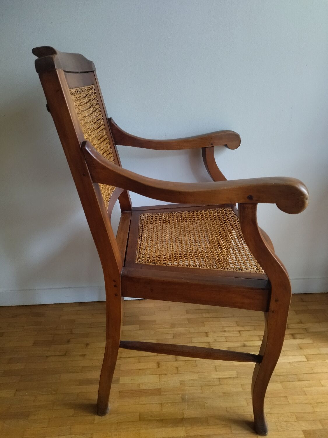 Fauteuil barbier noyer et canage Paris