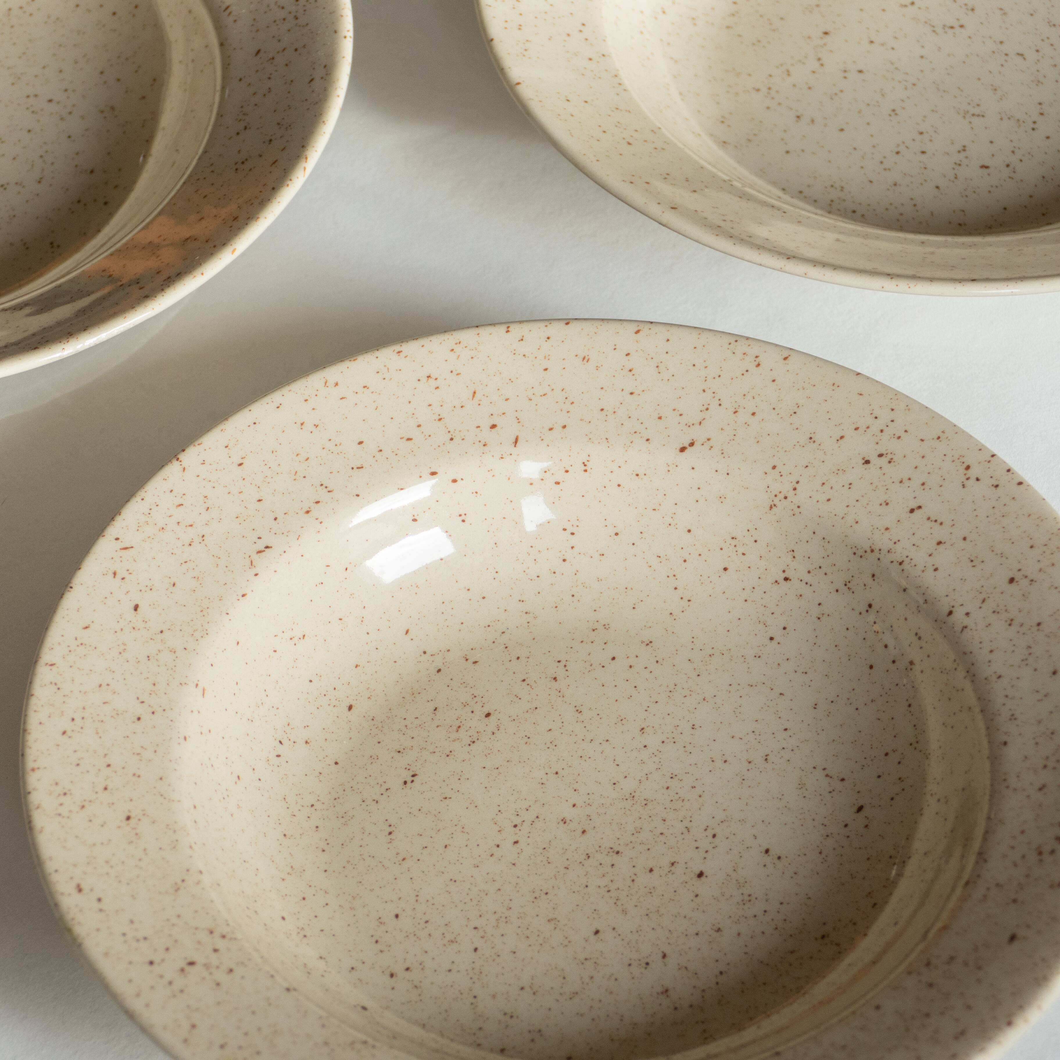 6 plates in speckled beige stoneware