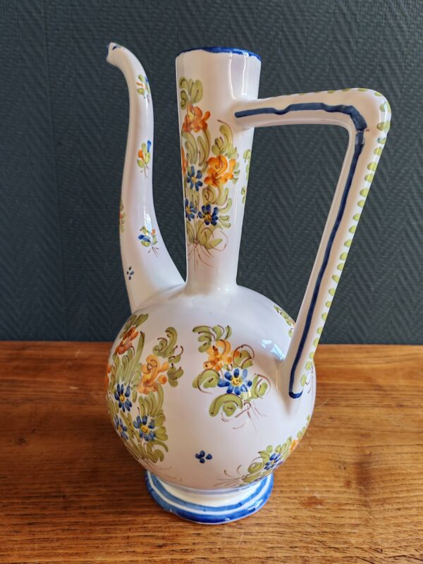 Aiguière, pichet vintage en faïence émaillée à décor floral peint à la main