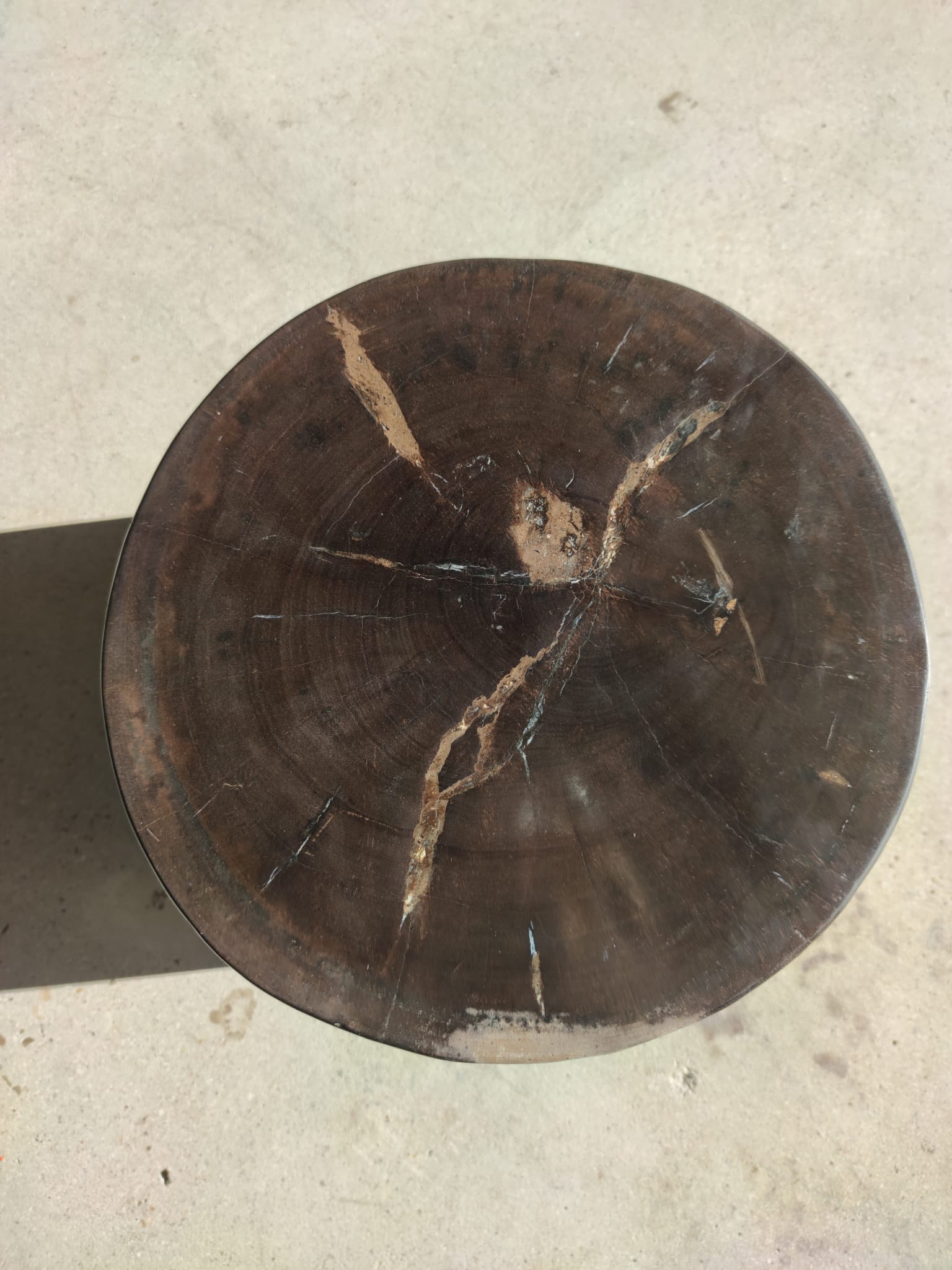 Table d'appoint en bois pétrifié couleur marron glacé - H:34cm D:35cm