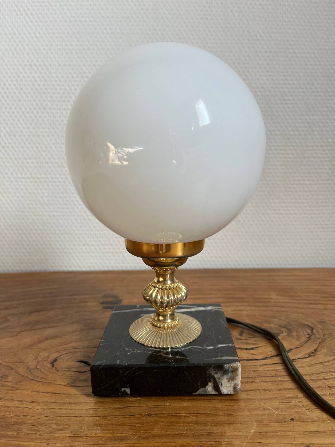 Table lamp in marble, gold metal, opaline globe
