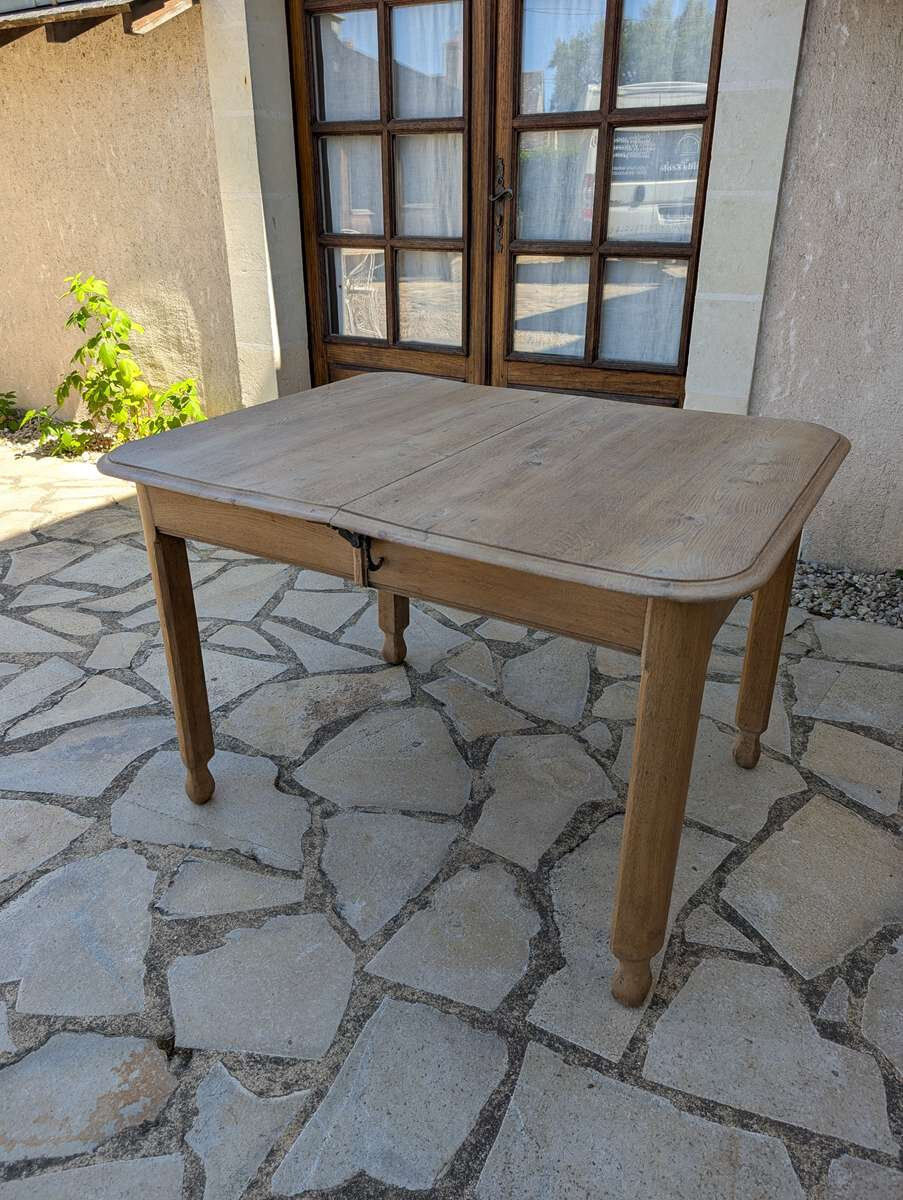 Antique extendable table