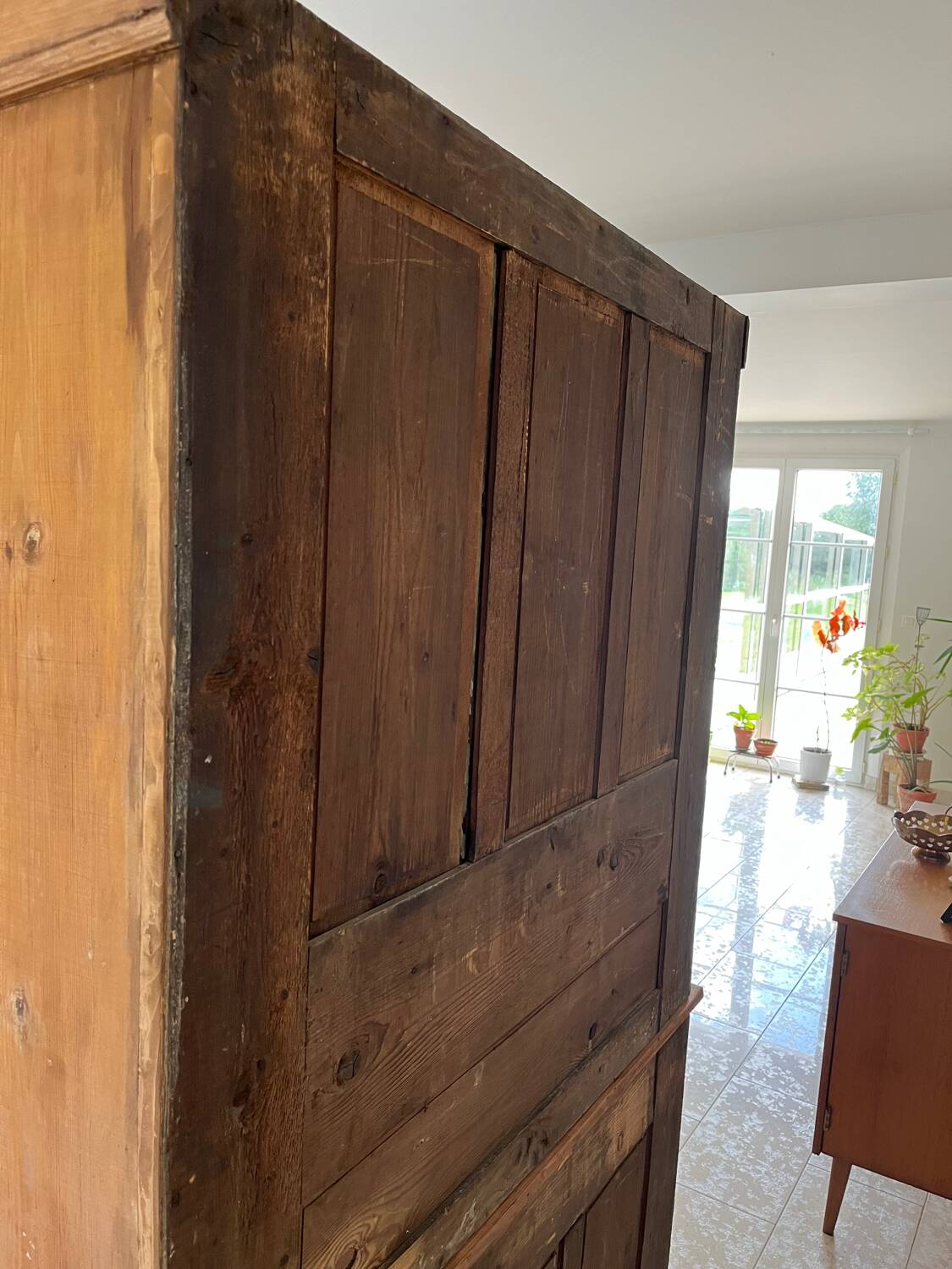 Antique dresser with glass doors and fleur-de-lys from the 50s