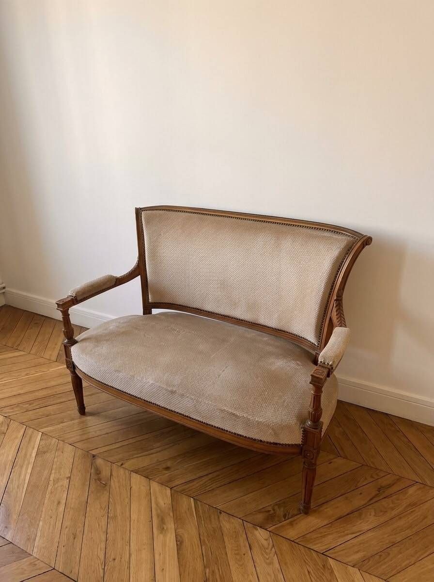 Louis XVI style antique canapé in wood and beige fabric.