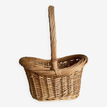 Beige wicker basket with twisted handle and edges