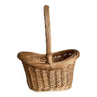 Beige wicker basket with twisted handle and edges