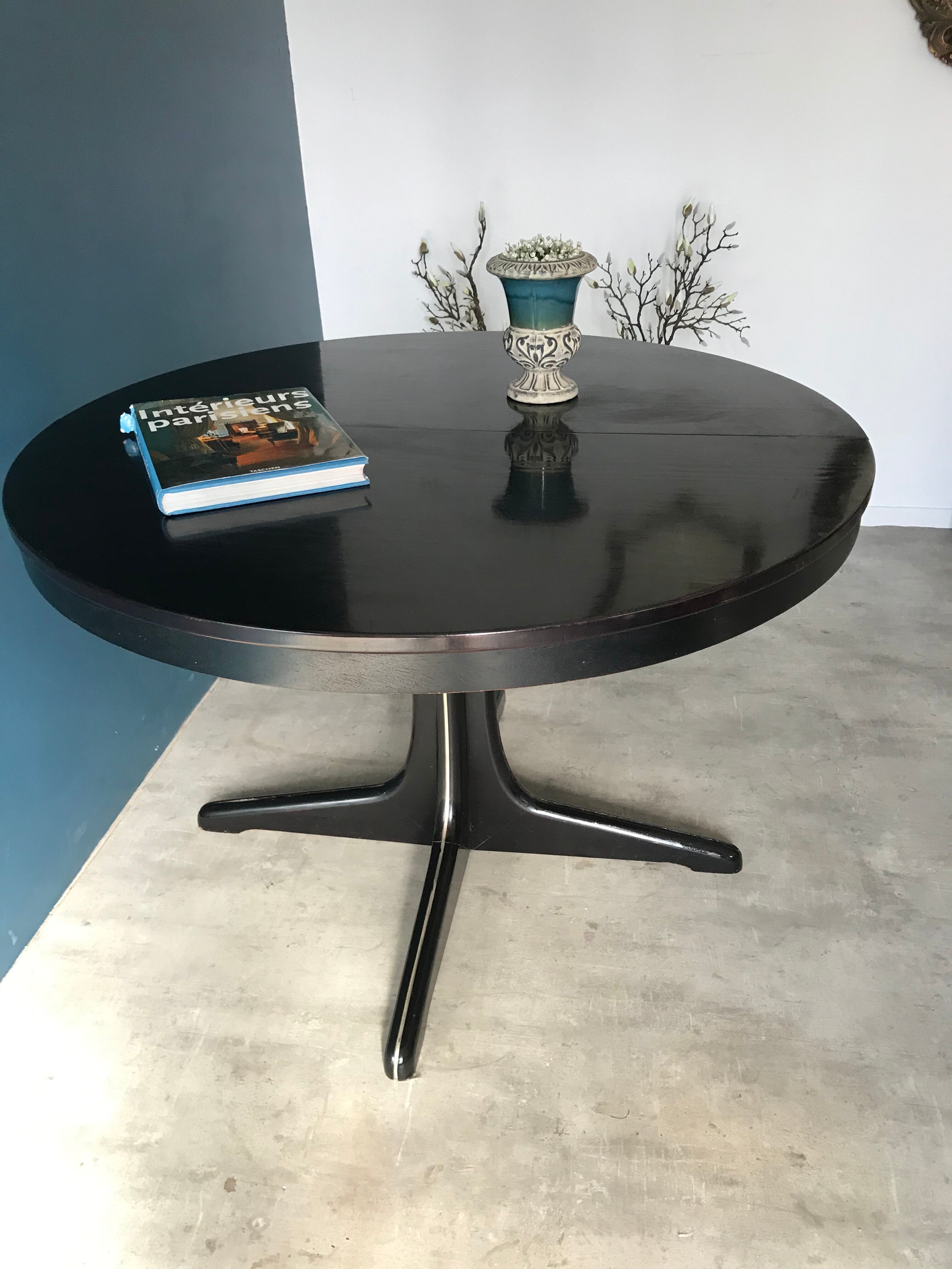 Extendable butterfly extension table