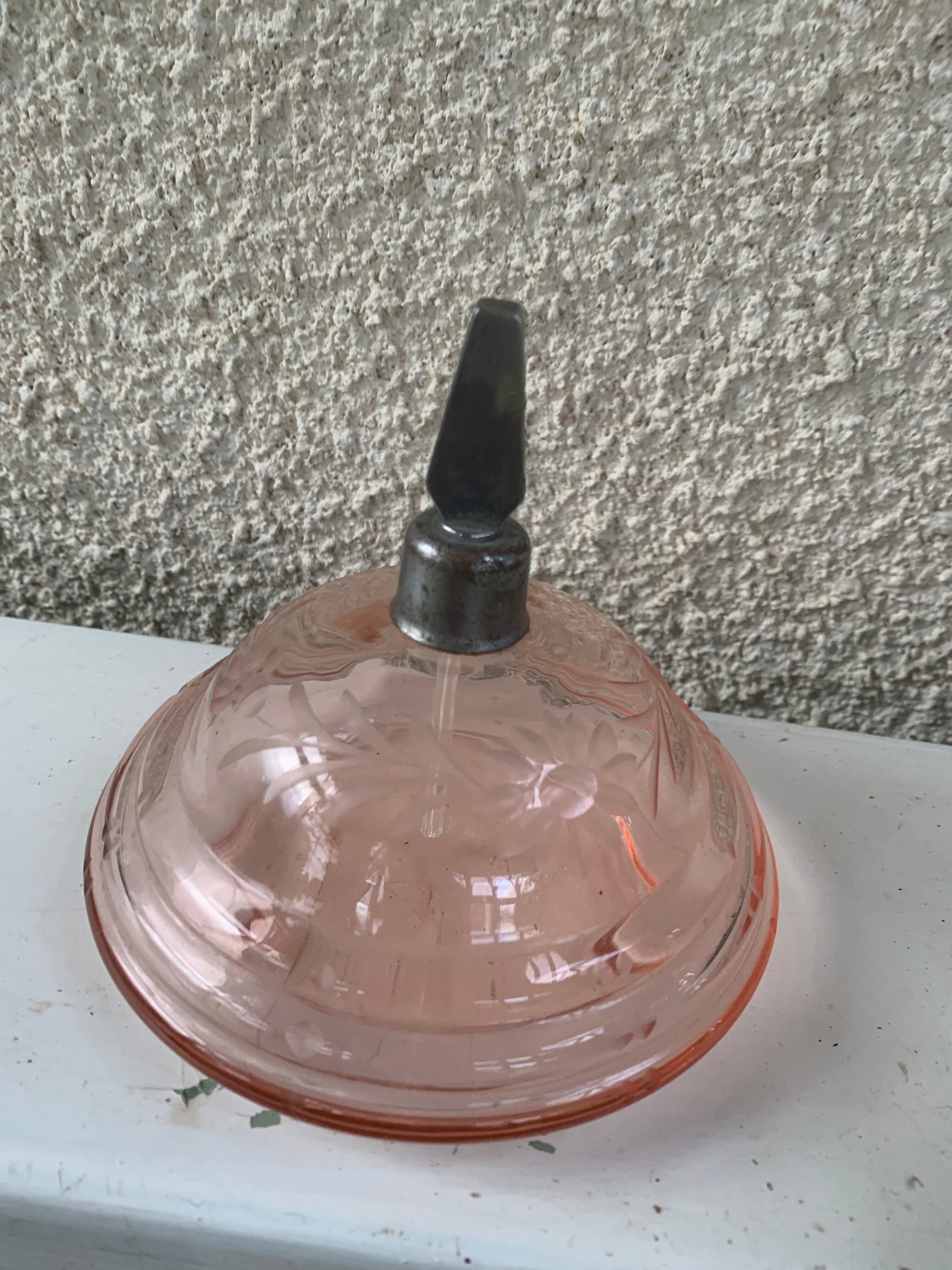 Deux flacons de parfum art deco en verre ciselé