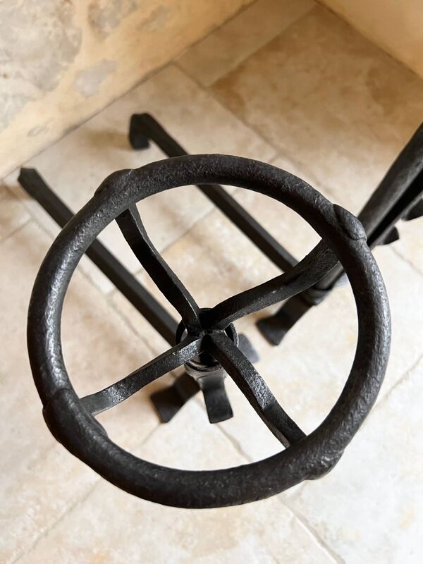 Paire de landiers XVIIIe en fer forgé, chenets porte buches