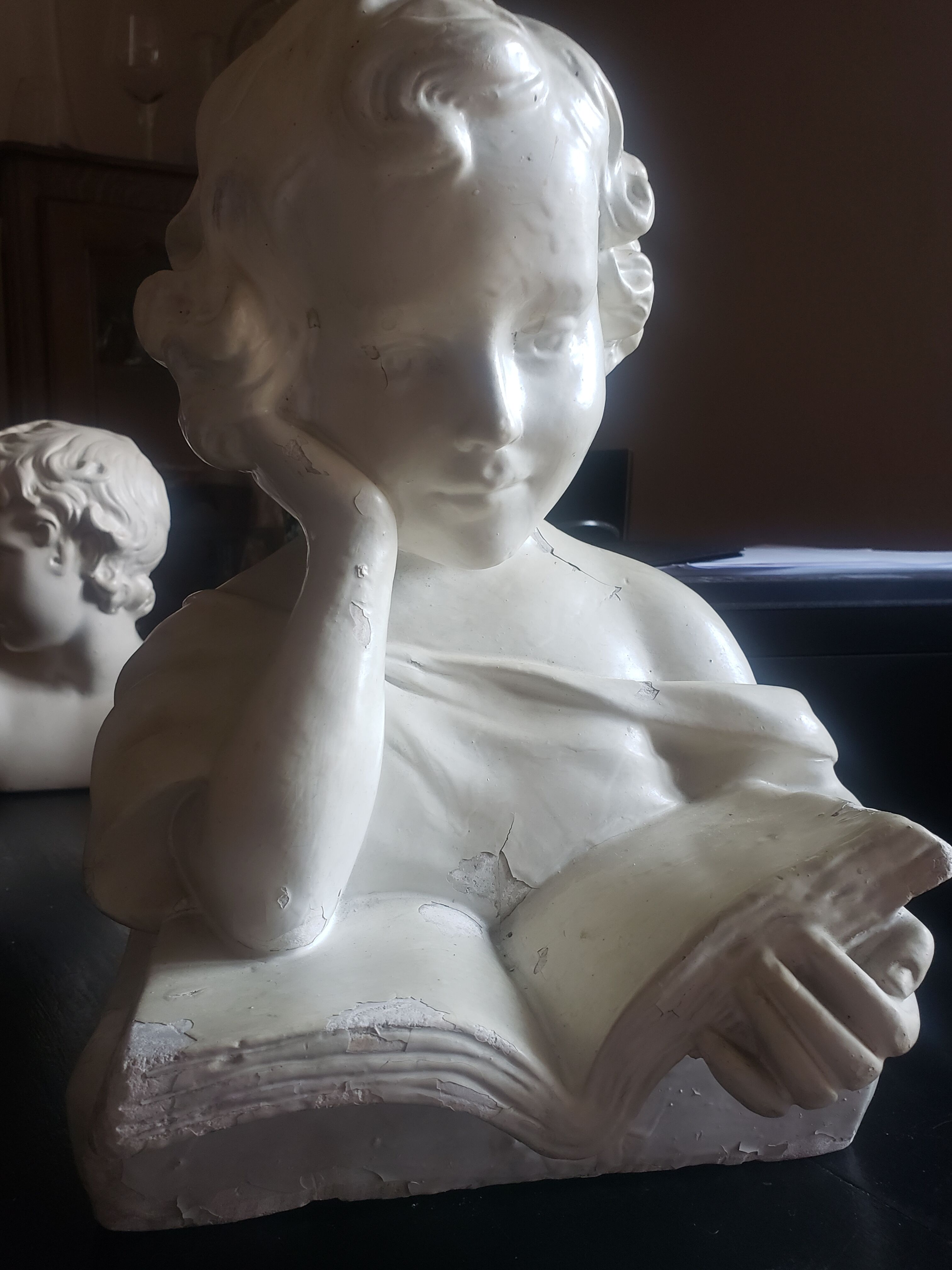 Bust of a woman in plaster The e-reader