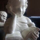 Bust of a woman in plaster The e-reader
