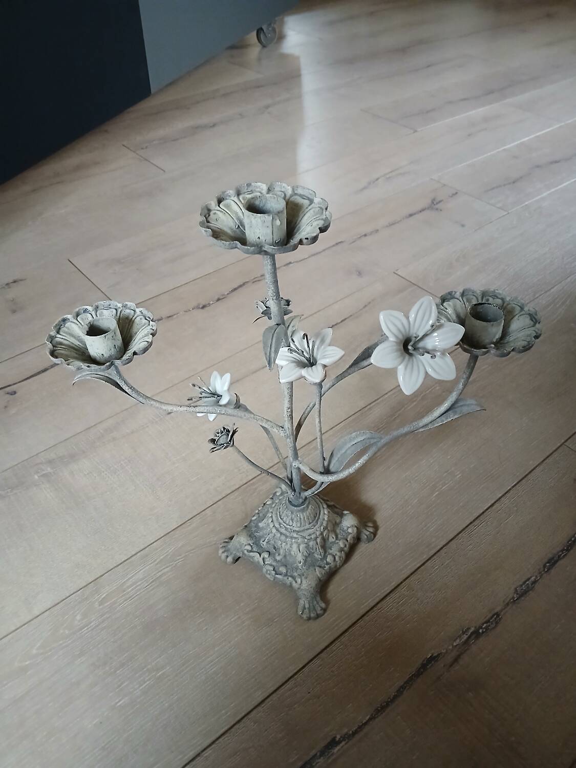 Antique chandelier in cast iron/metal and porcelain