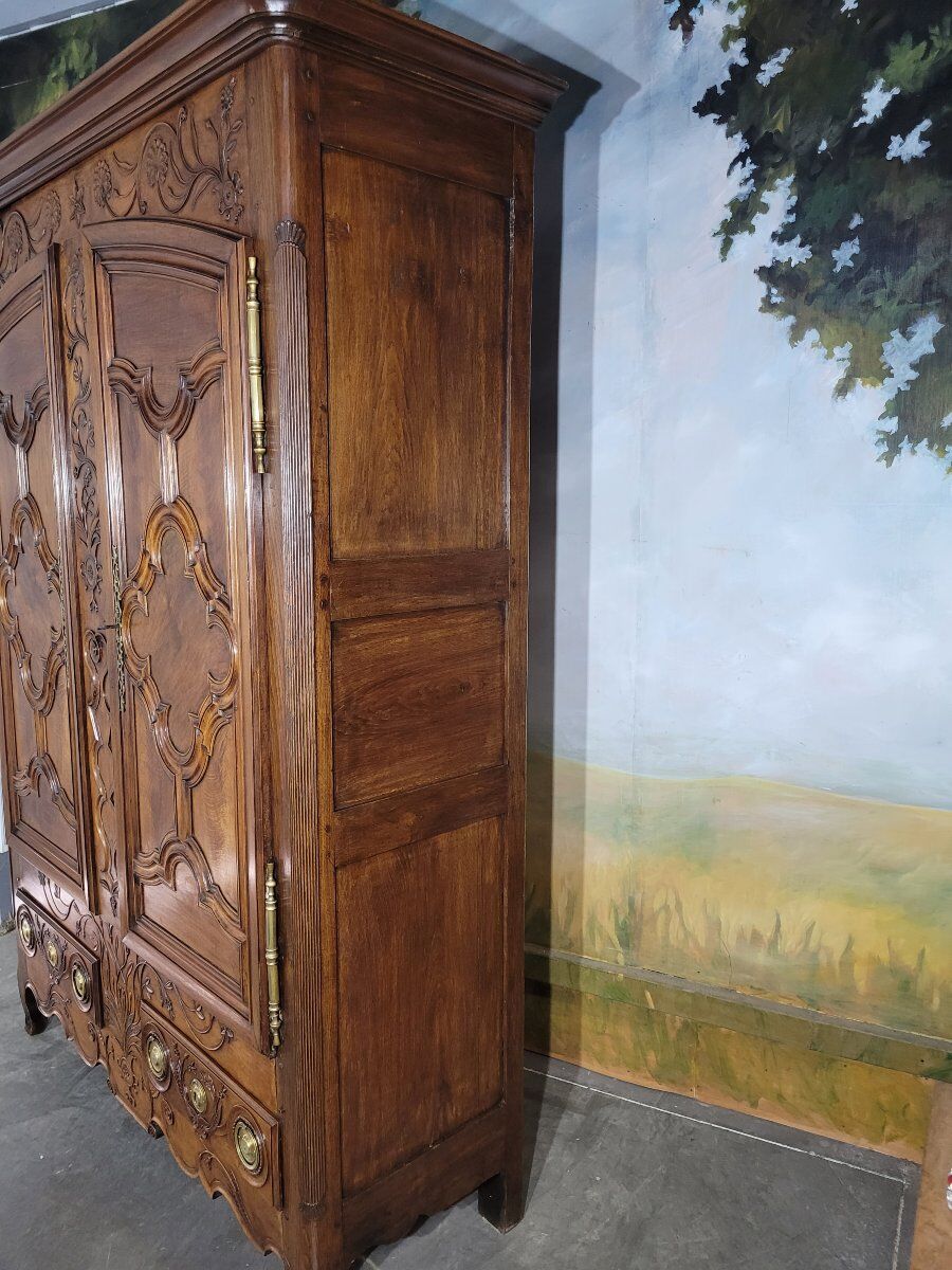 Armoire Louis XV en noyer et chêne