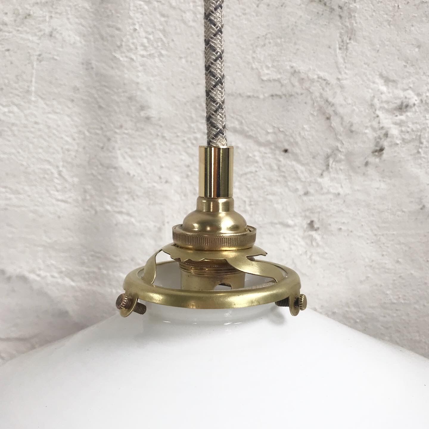 Serrated opaline suspension