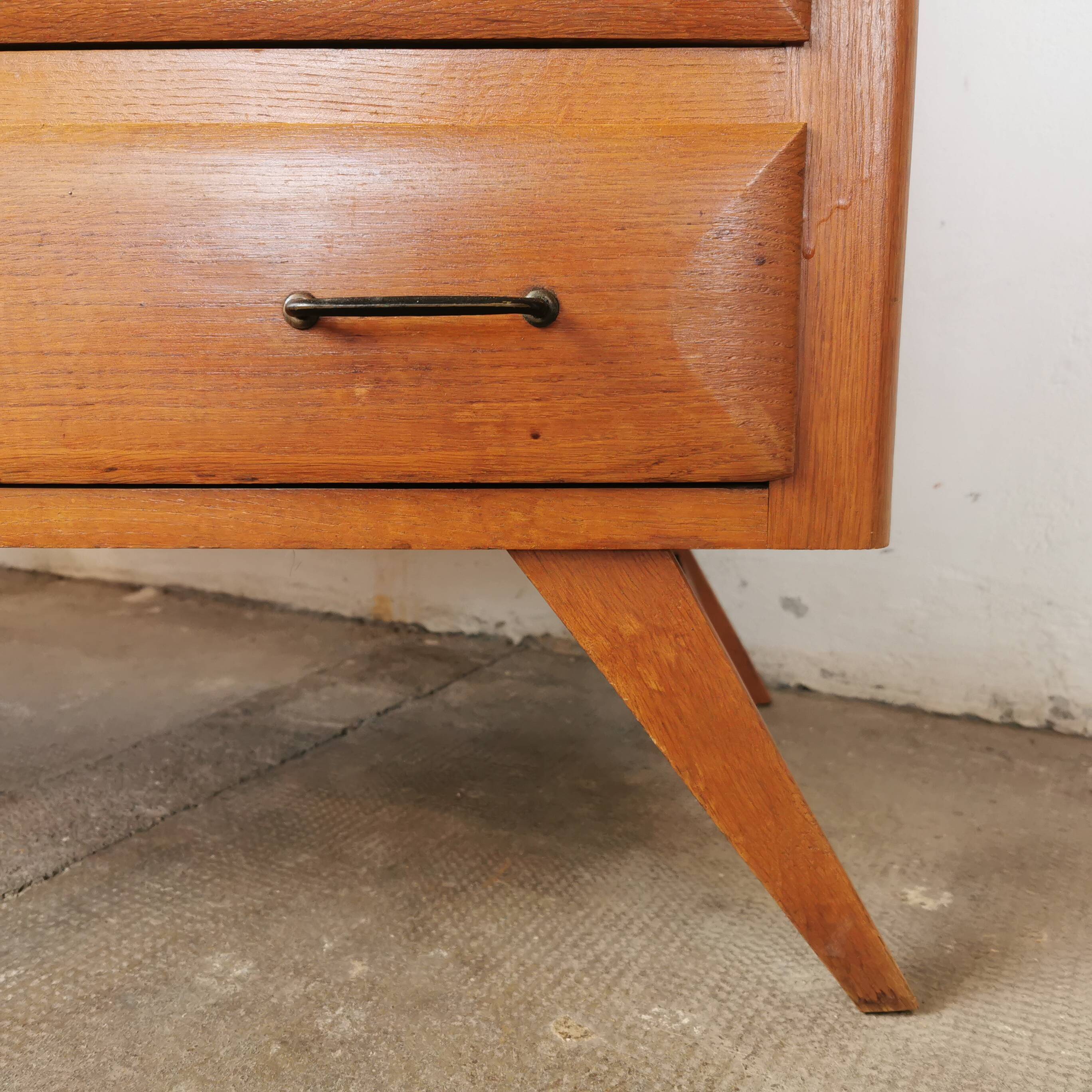 Vintage chest of drawers with compass legs, in oak.