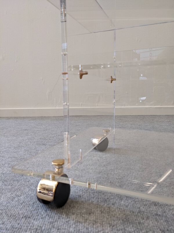 Table basse d'appoint à roulettes en plexiglas de David Lange, France 1970