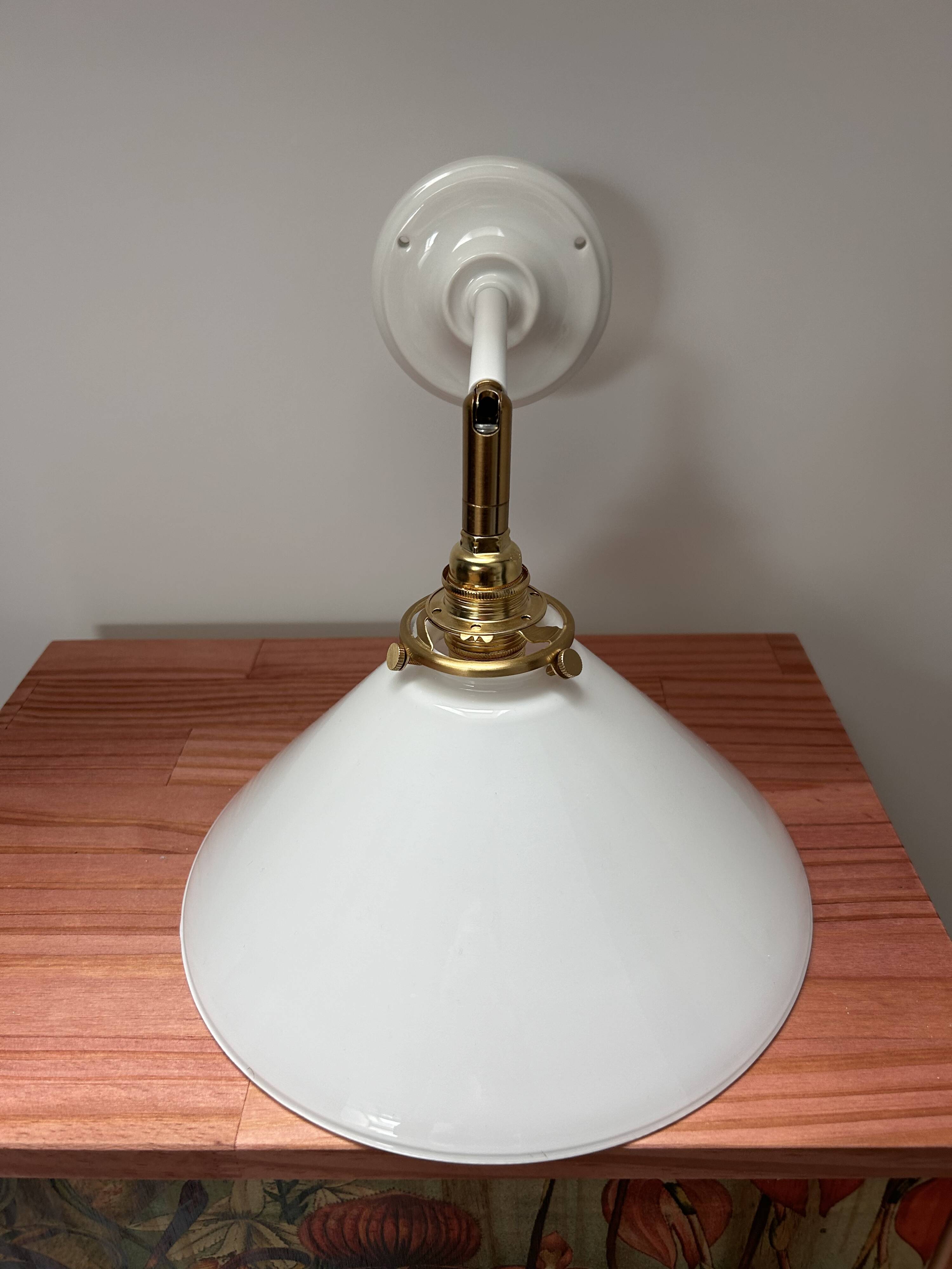 Applique murale en opaline blanche inclinable