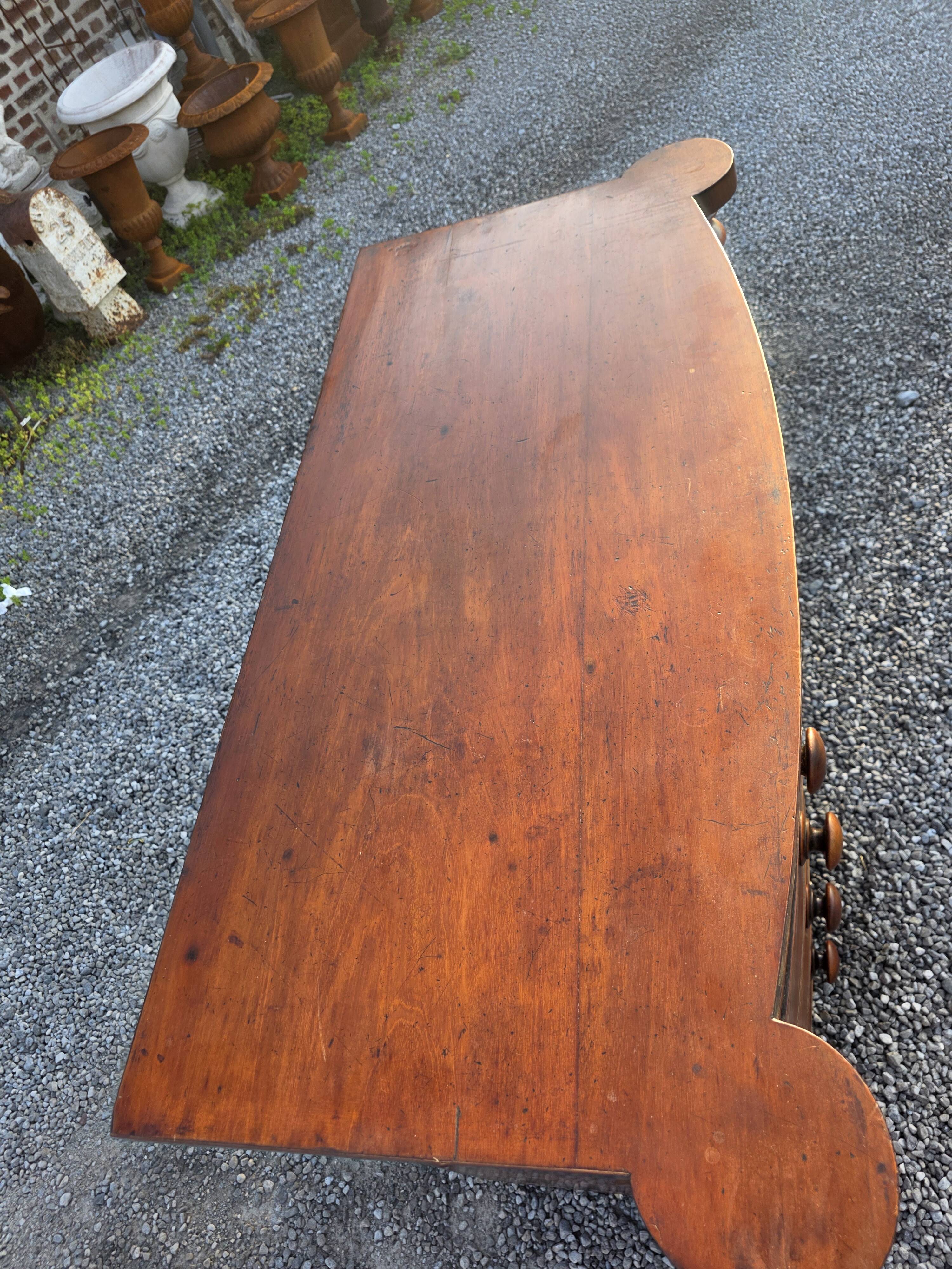 Commode galbée ancienne en acajou de style anglais