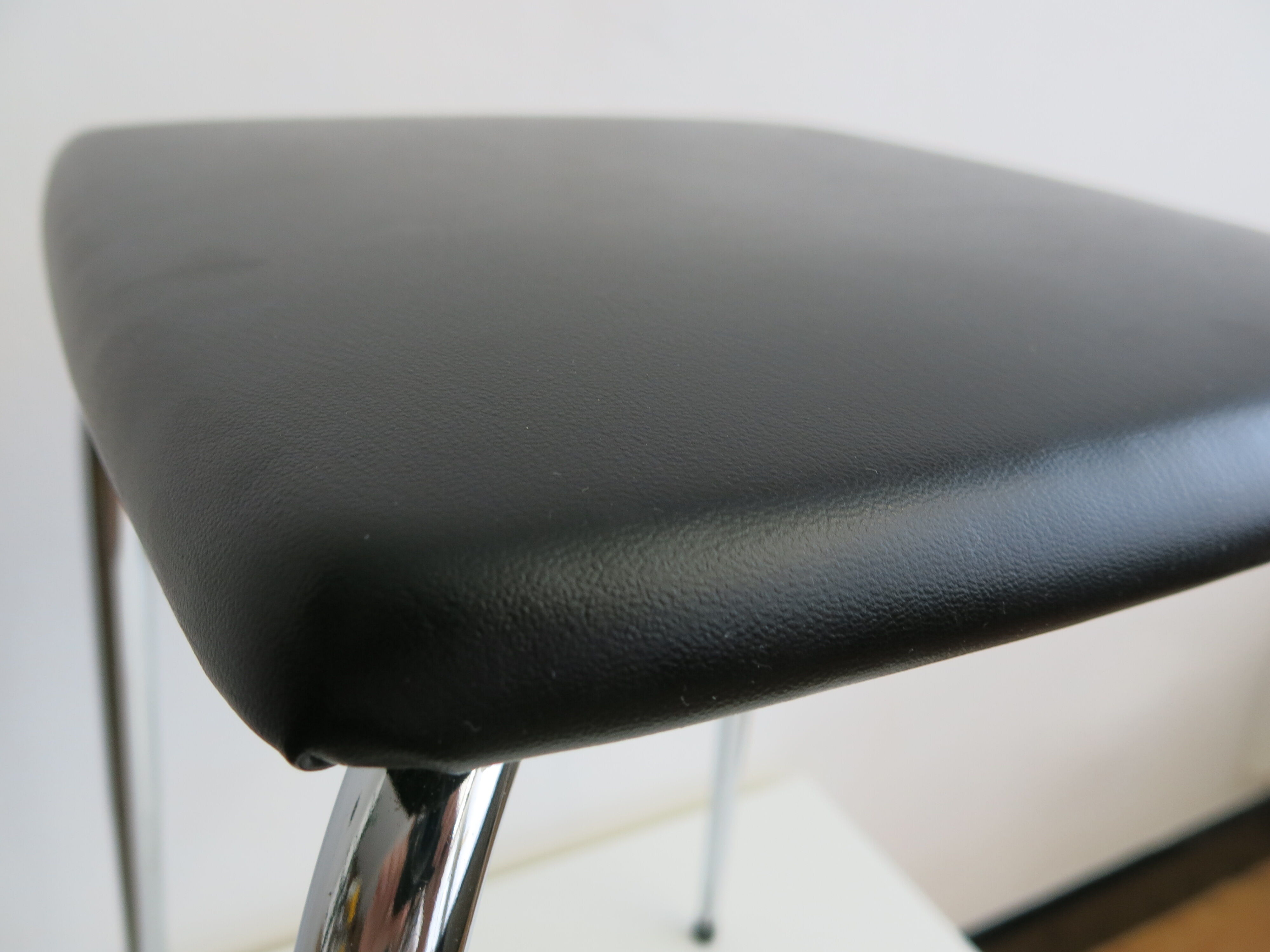 Vintage stool in chrome metal and black skai