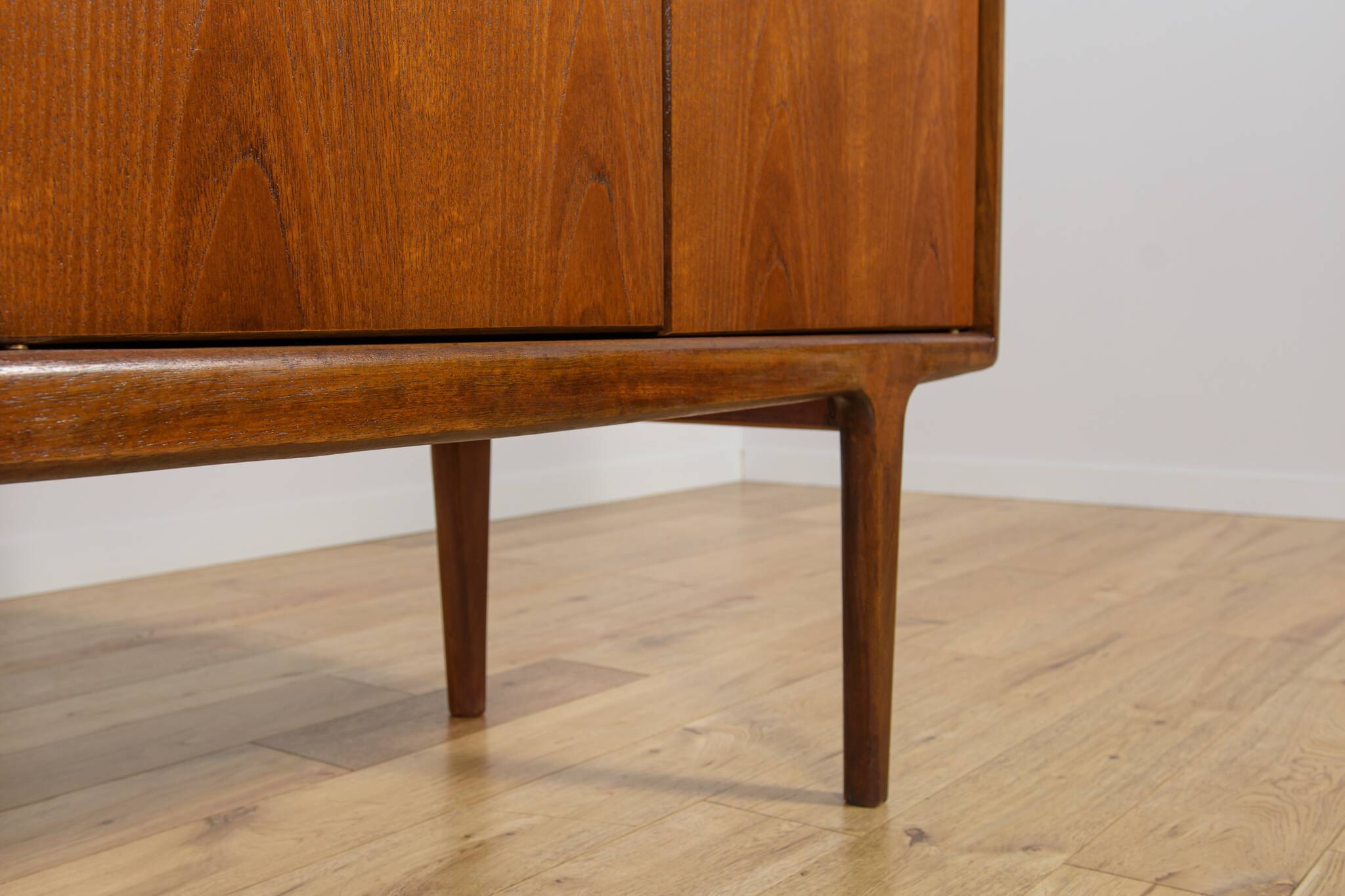 Buffet haut en teck des années 60 par John Herbert pour A. Younger Ltd.