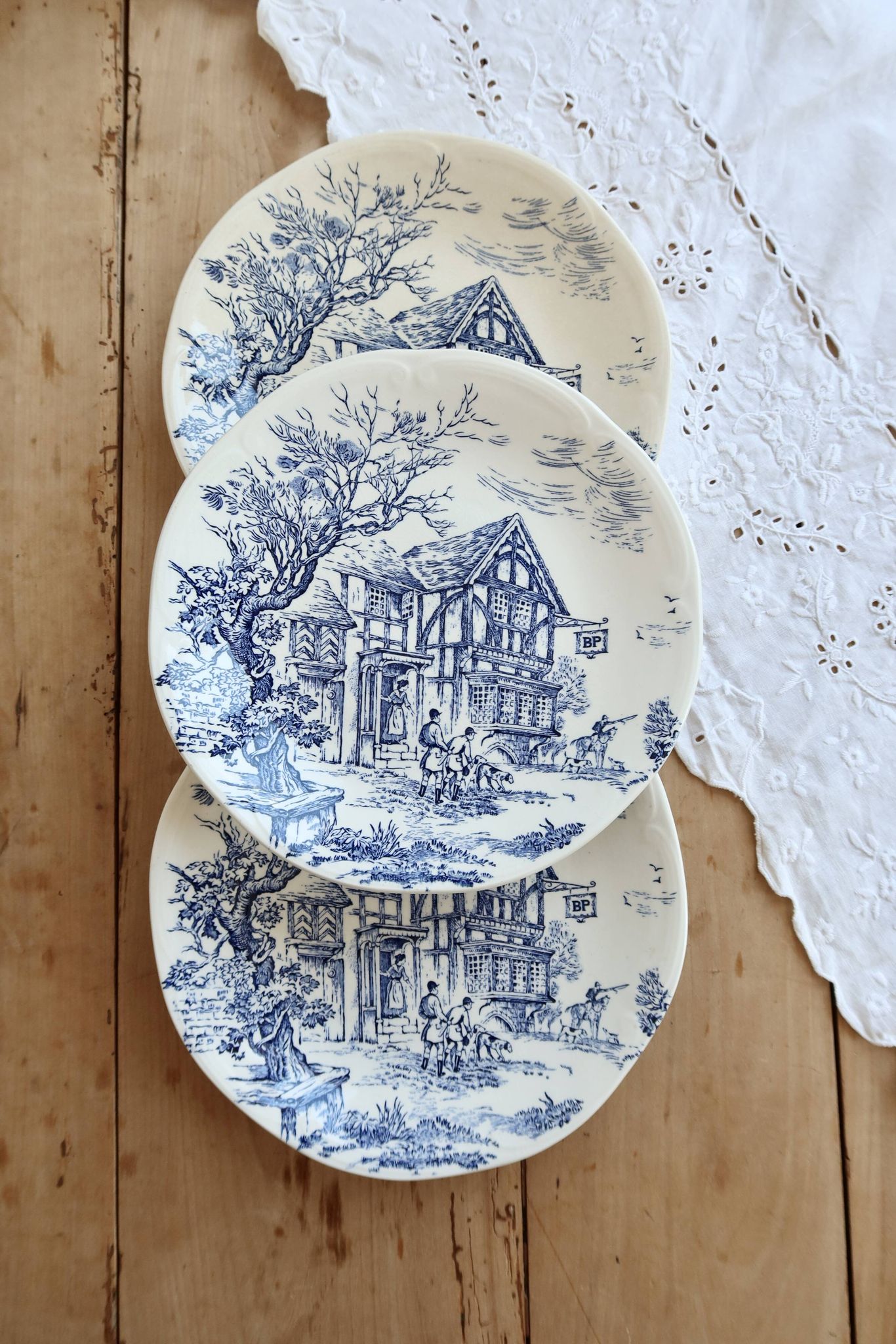 Vintage Gien plate – Ivory earthenware with romantic blue decoration