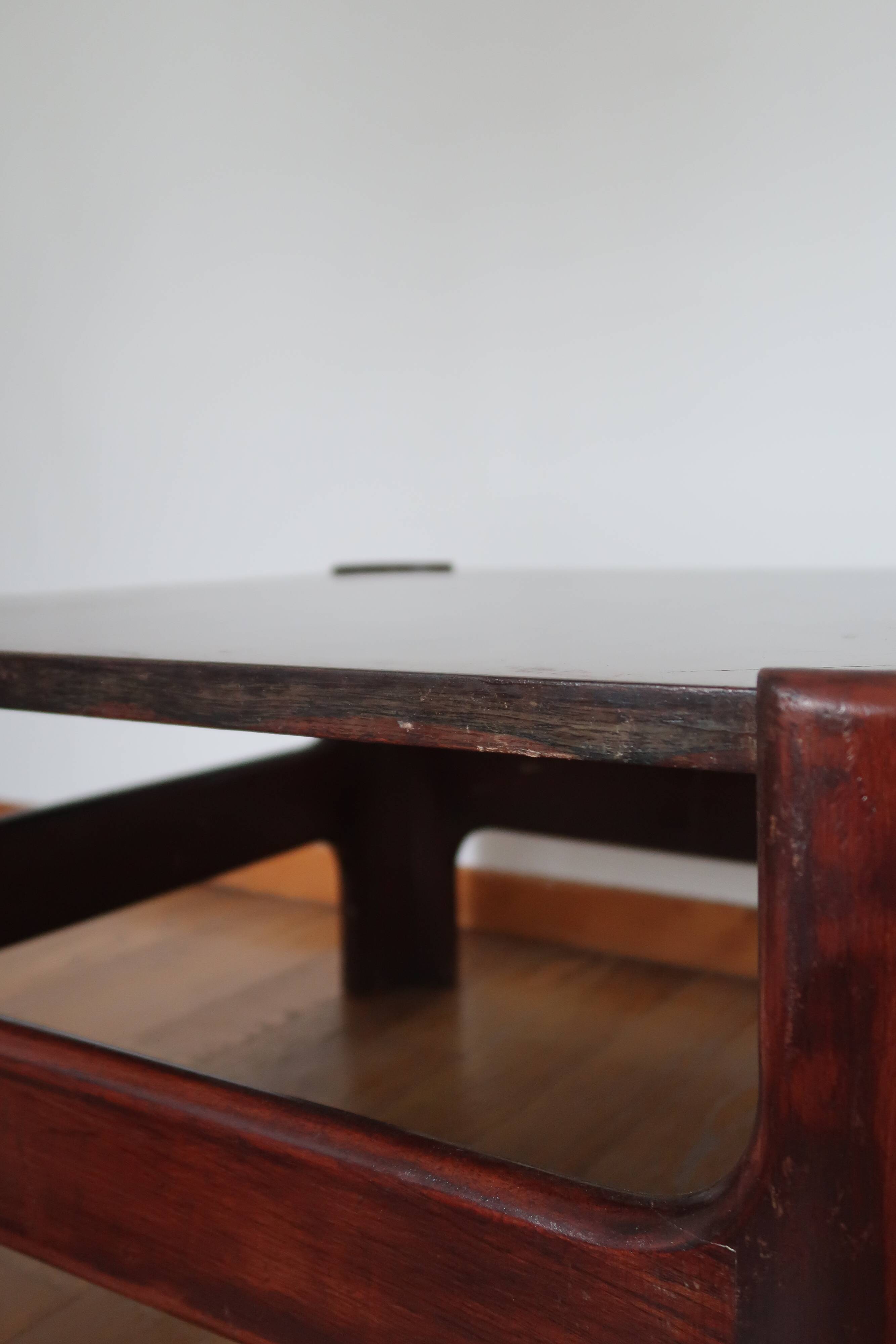 Table basse carré moderniste