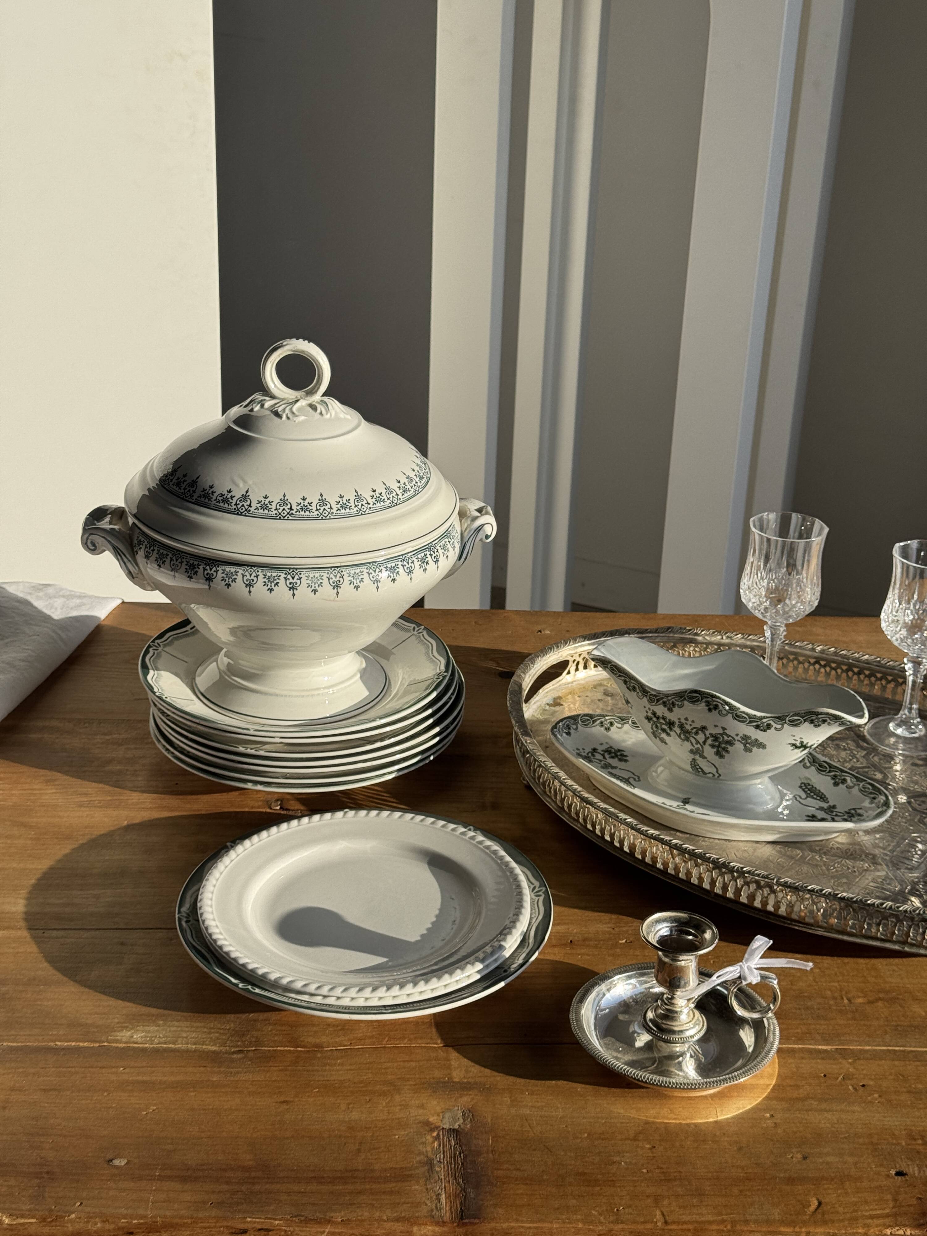 Oval Moroccan plateau engraved on a base 50x35.