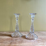 Paire de bougeoirs en verre moulé