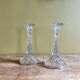 Paire de bougeoirs en verre moulé