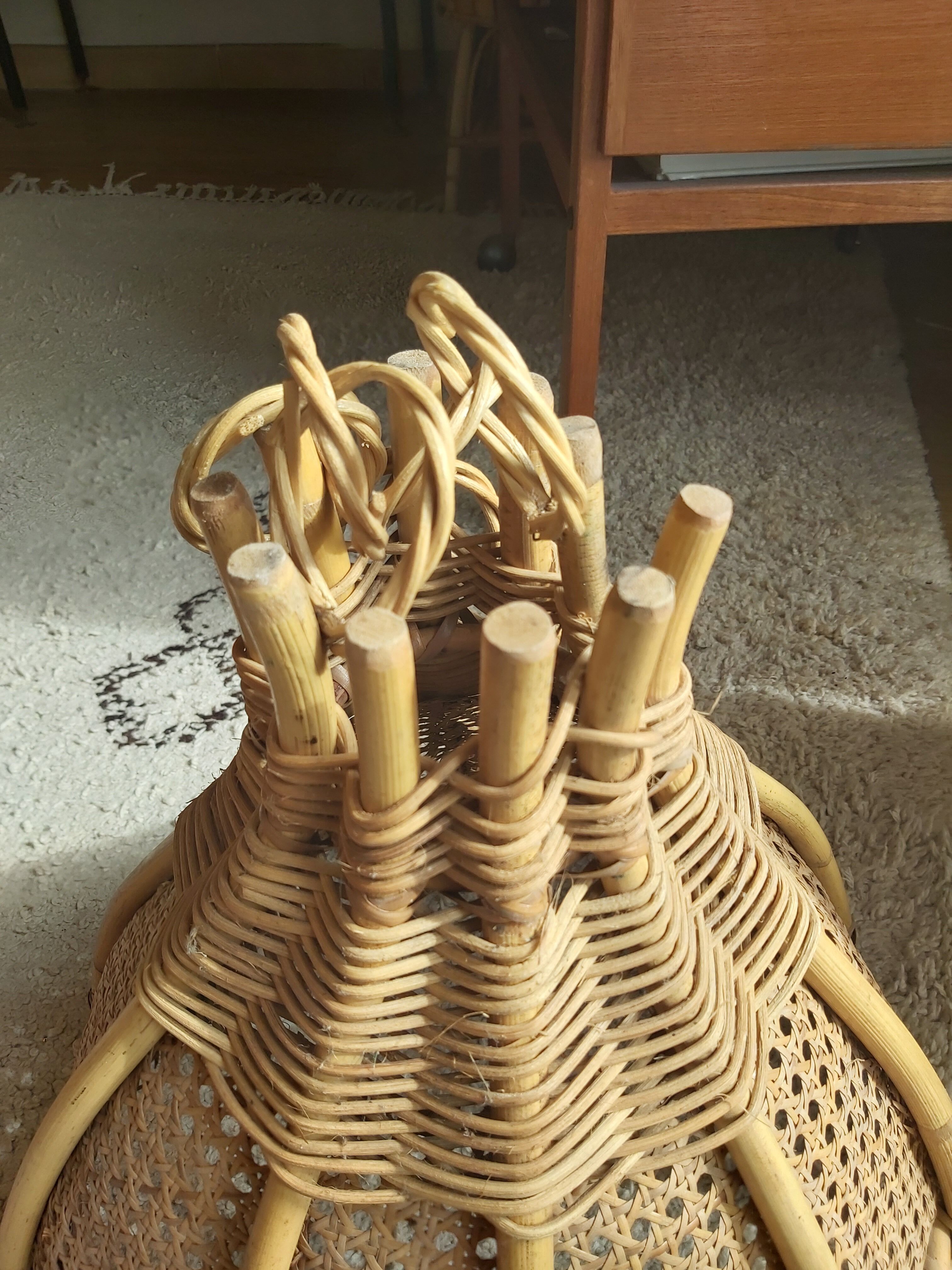 Vintage suspension in canning and rattan