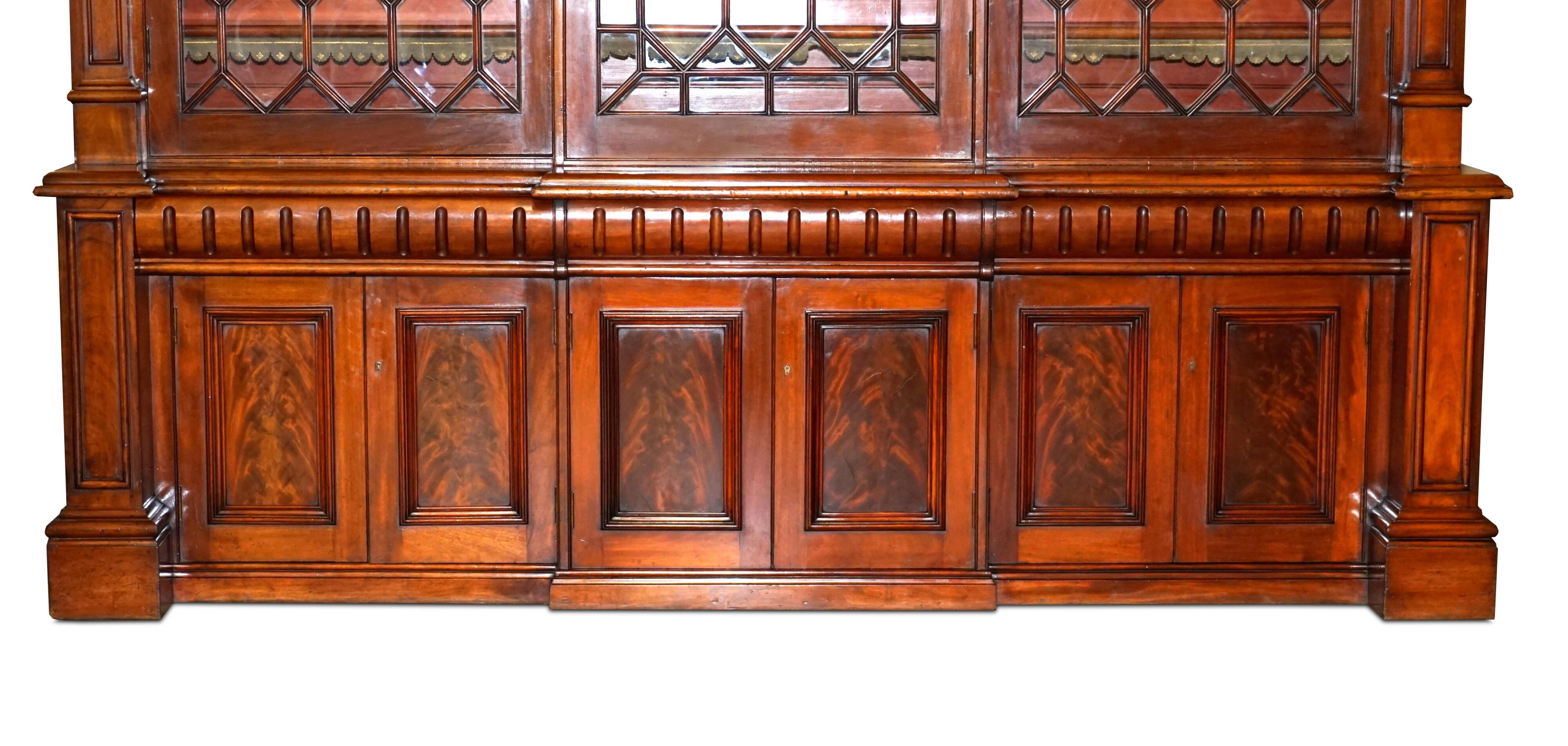 Bibliothèque monumentale haute victorienne en acajou massif avec vitrines astrales