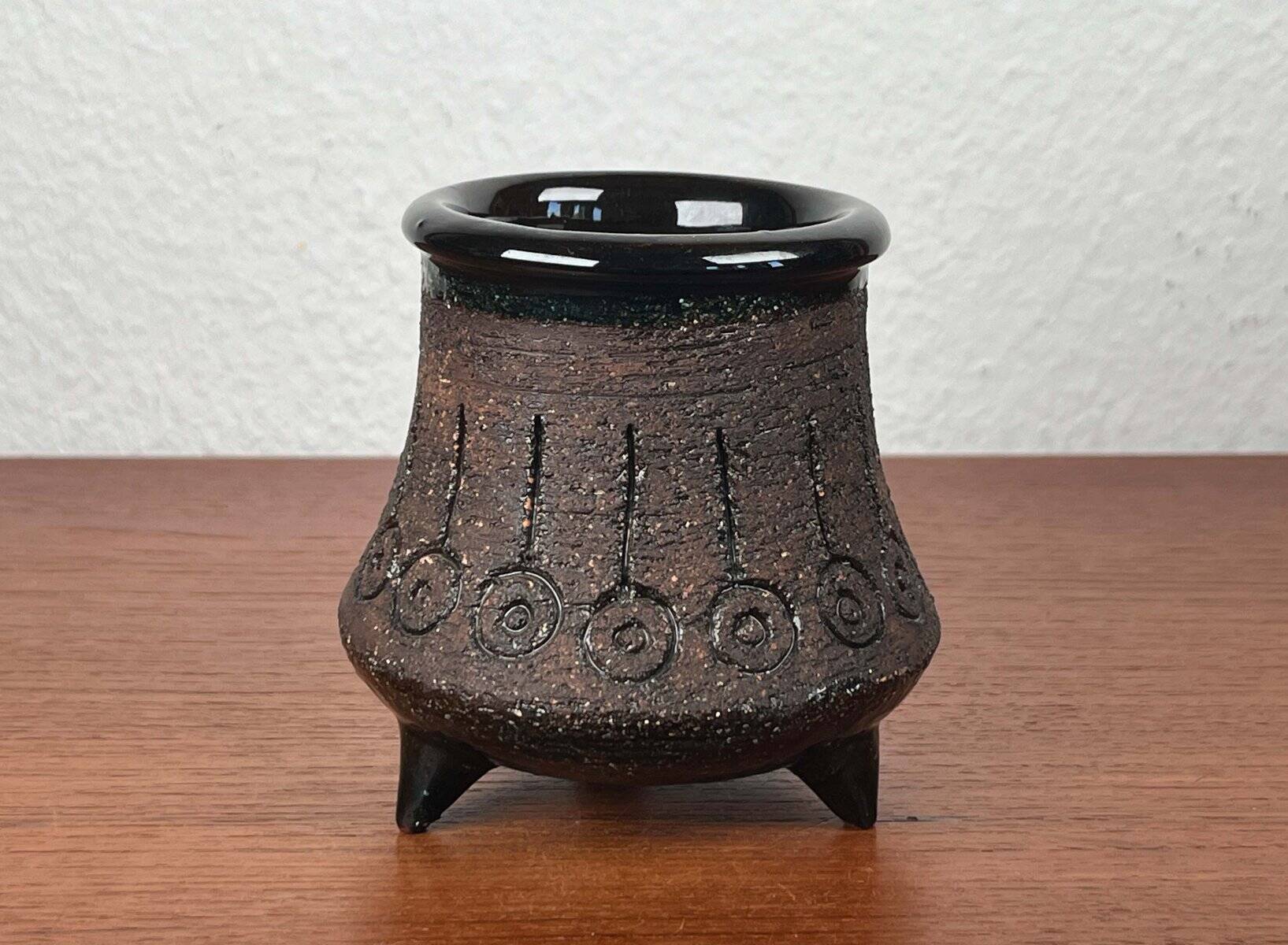 Mid-century studio ceramic tripod vase by Eke Bjeren for Gabriel Keramik, 1960s.