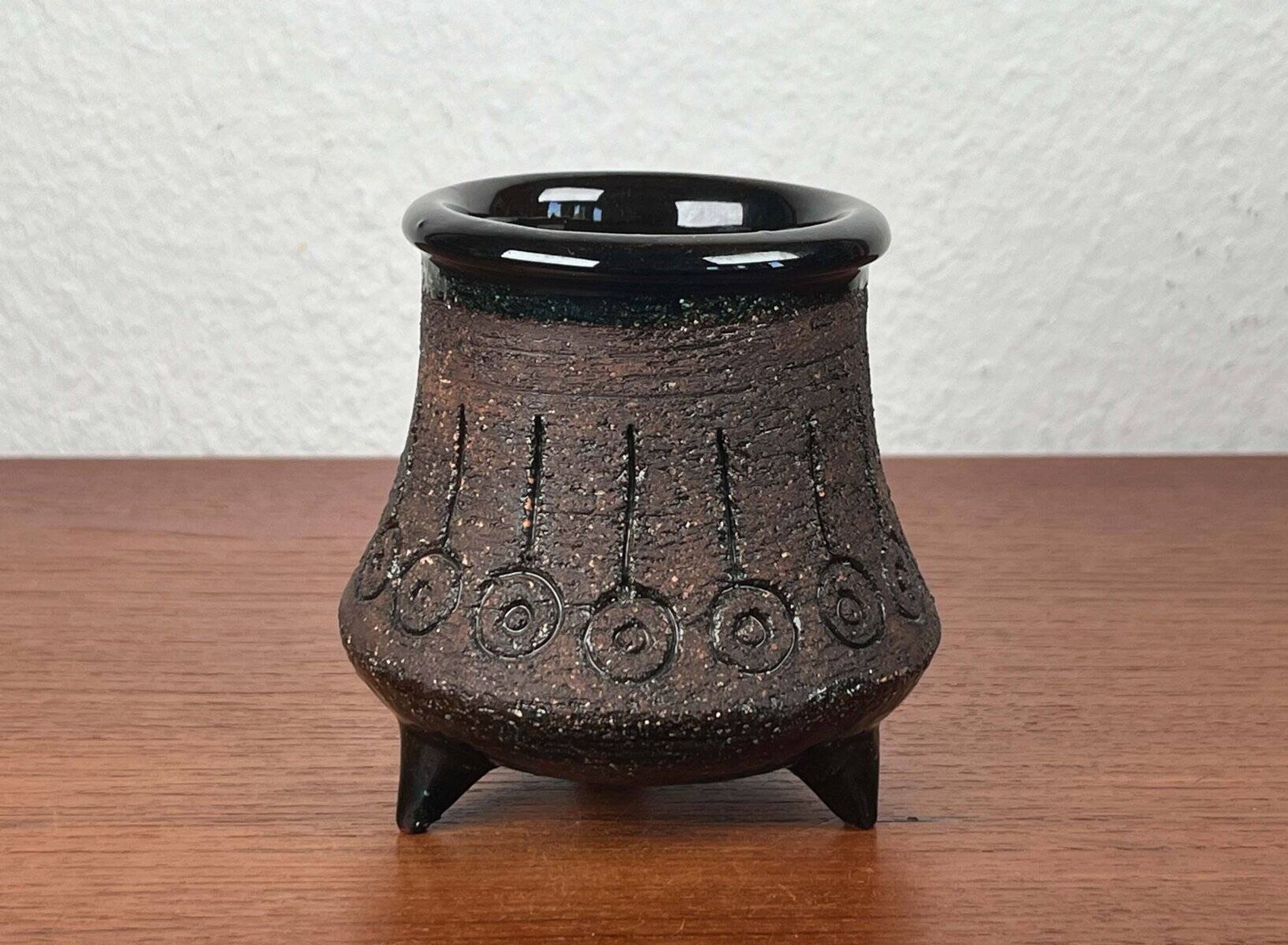 Vase trépied en céramique de studio suédois du milieu du siècle par Eke Bjeren pour Gabriel Keramik, années 1960