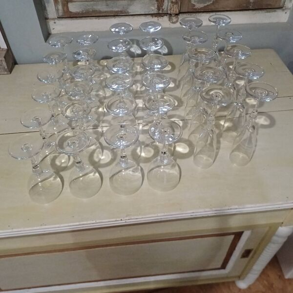 Lot de verres St Louis de 10 flûtes,  12 verres à vin et 12 verres à eau