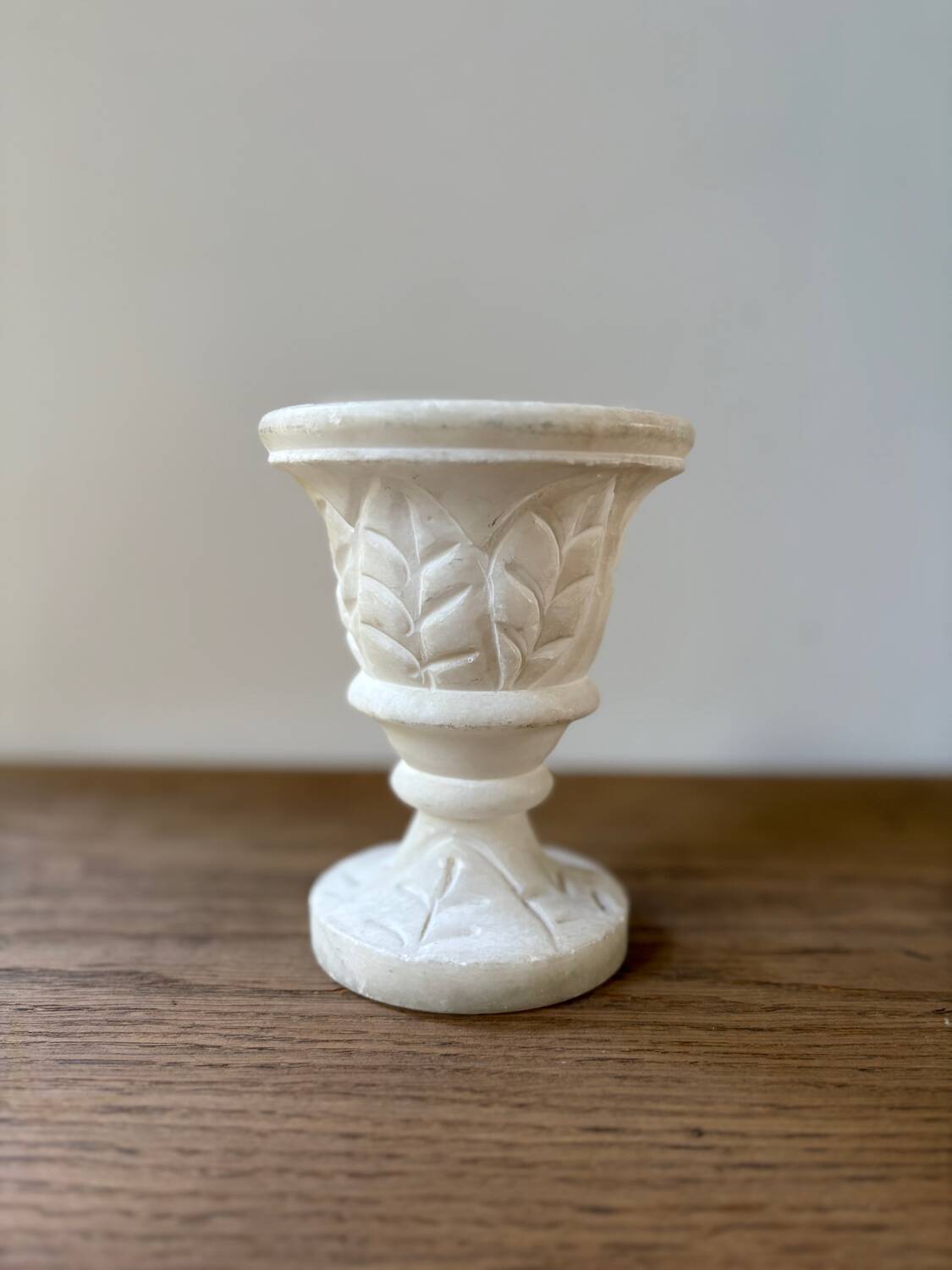 Vase en albâtre sculpté vintage