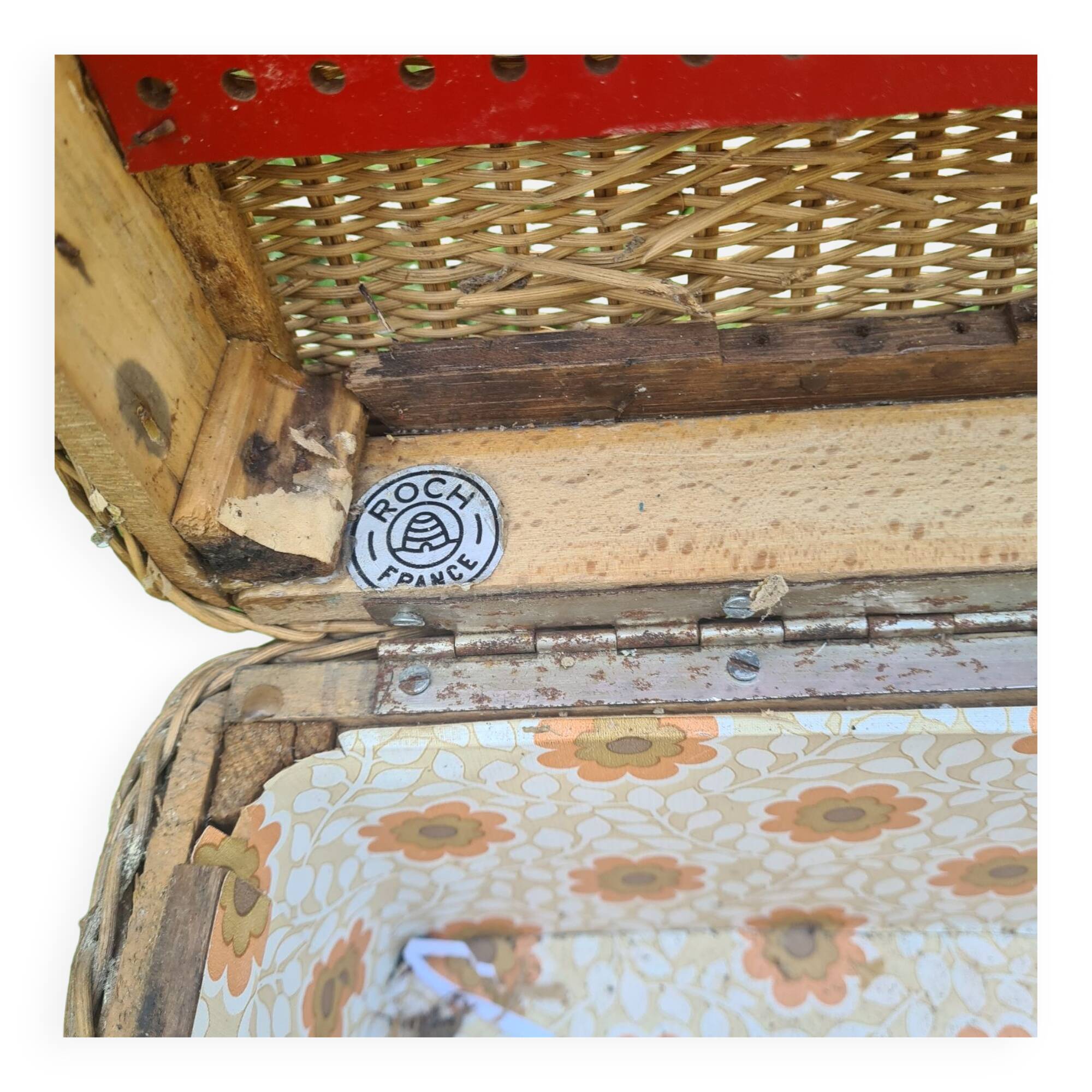 Old wicker trunk: Roch