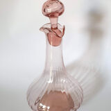 Carafe en verre rose