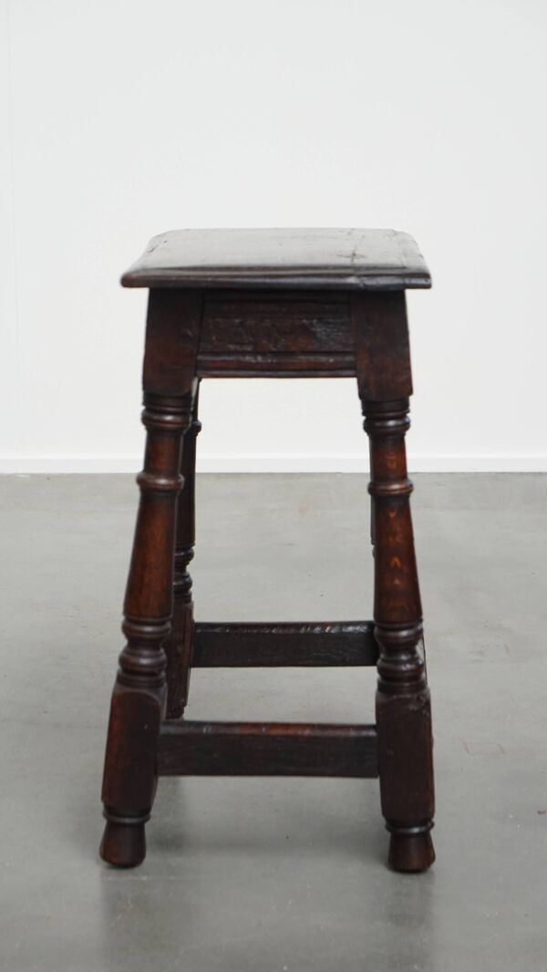 Tabouret ancien en chêne anglais du XVIIe siècle