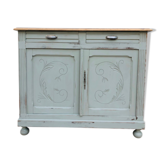 Buffet sculpté vert-de-gris et bois brut