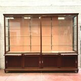 Two-body store window Presentation showcase has sliding doors