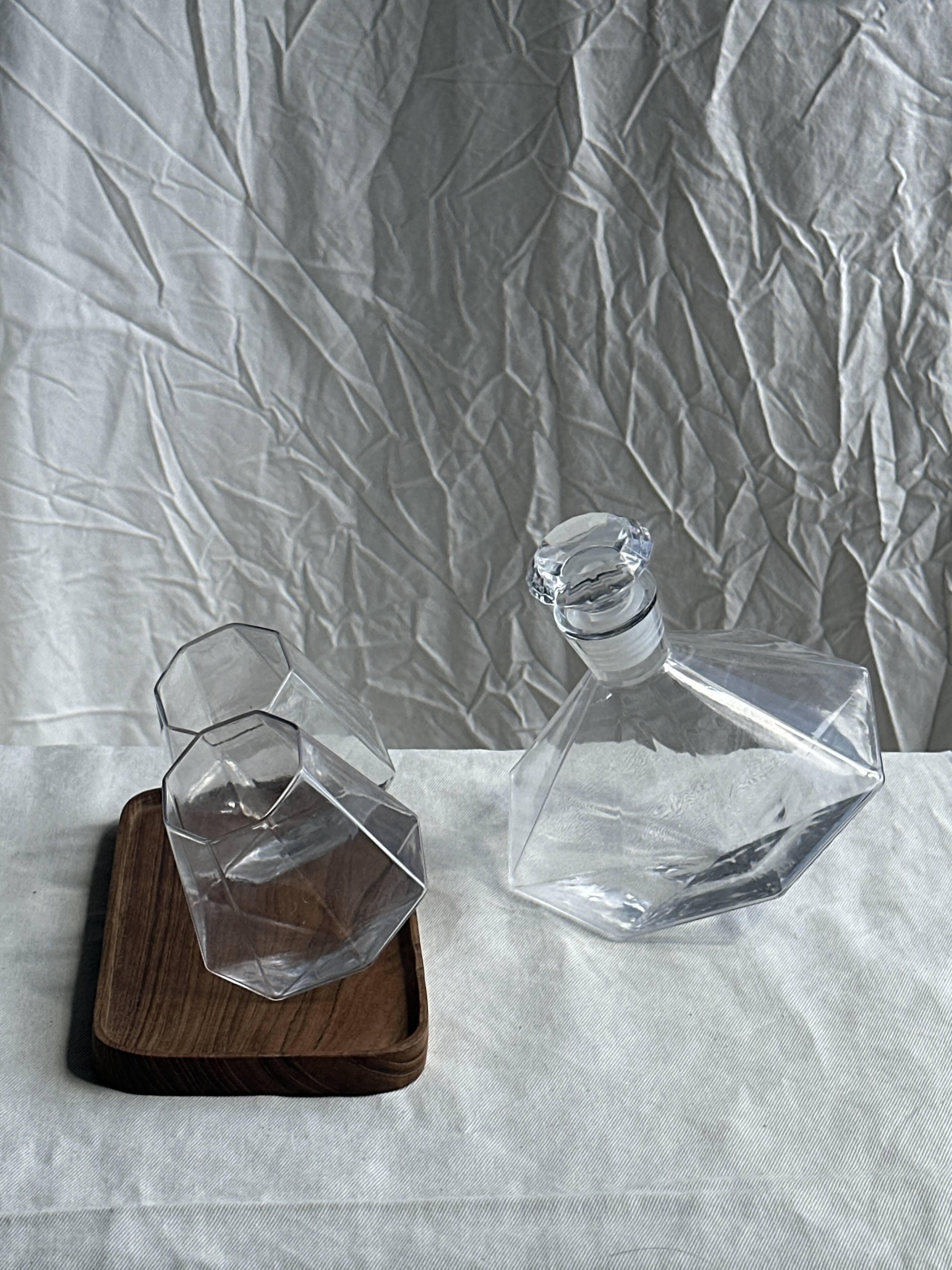 Small geometric carafe with diamond-shaped stopper and its 4 glasses