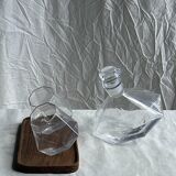 Small geometric carafe with diamond-shaped stopper and its 4 glasses