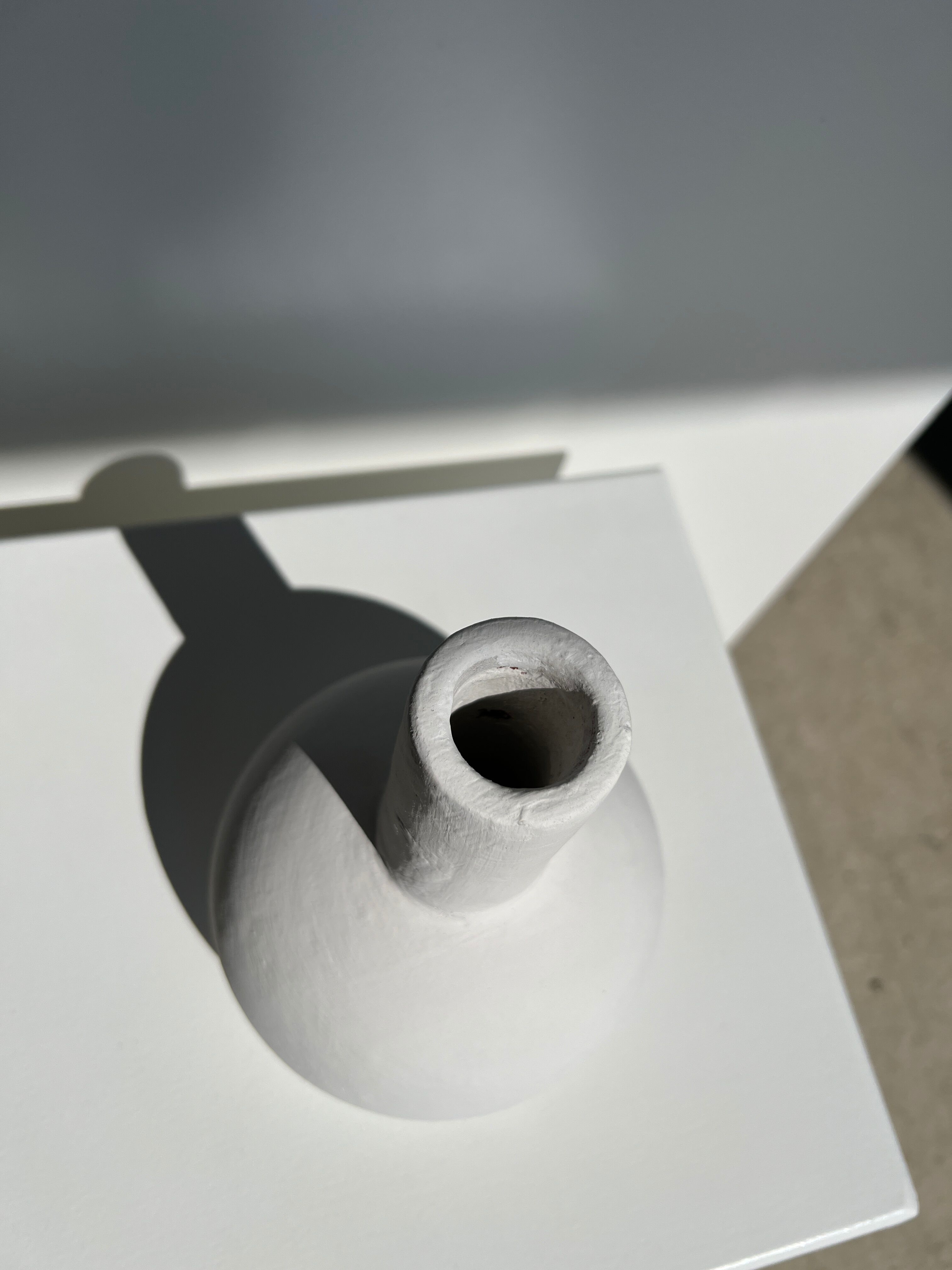 Handmade soliflore drop vase in terracotta painted white h:20 d:15