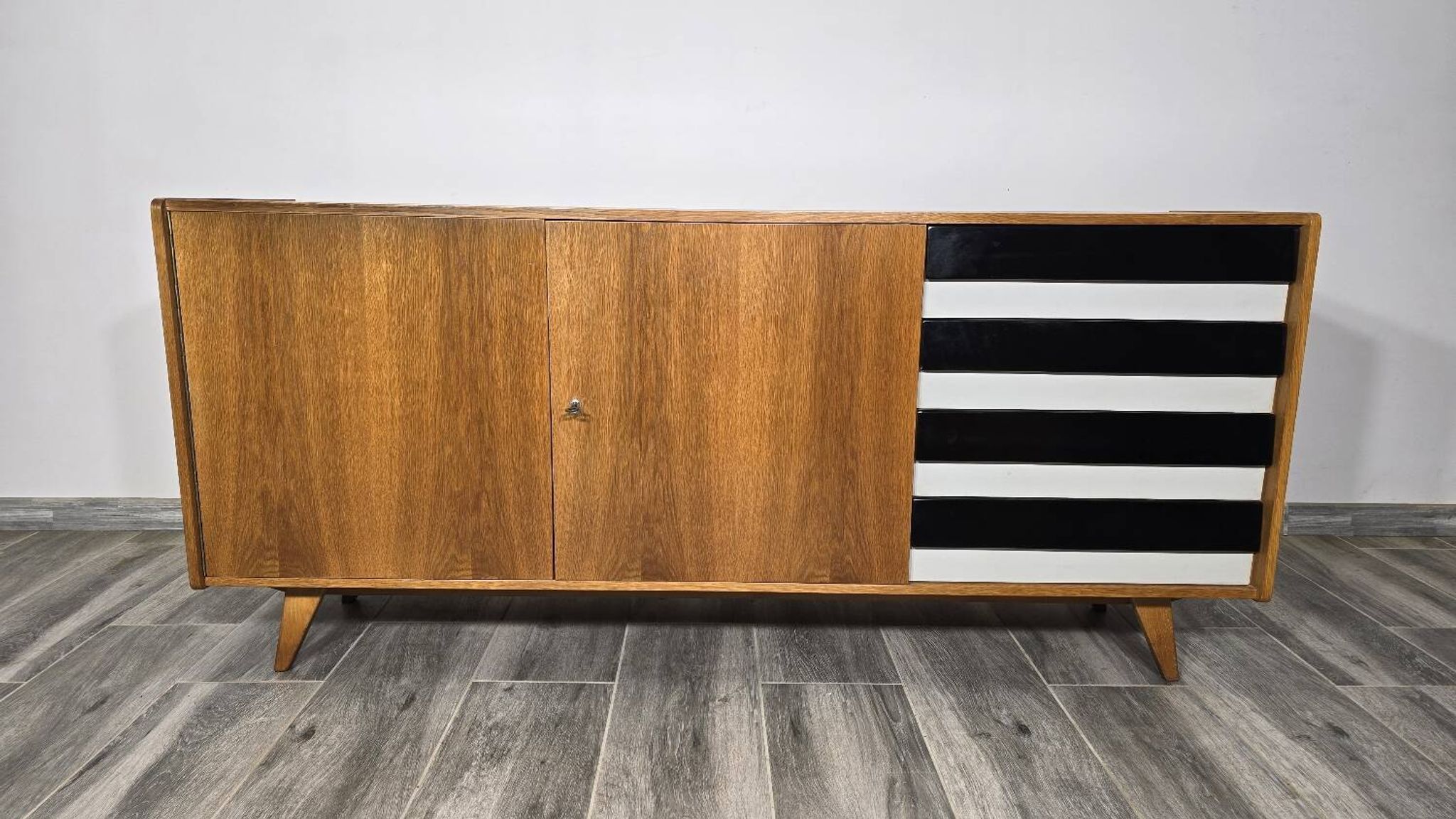 Buffet de Jiri Jiroutek pour Interior Prague