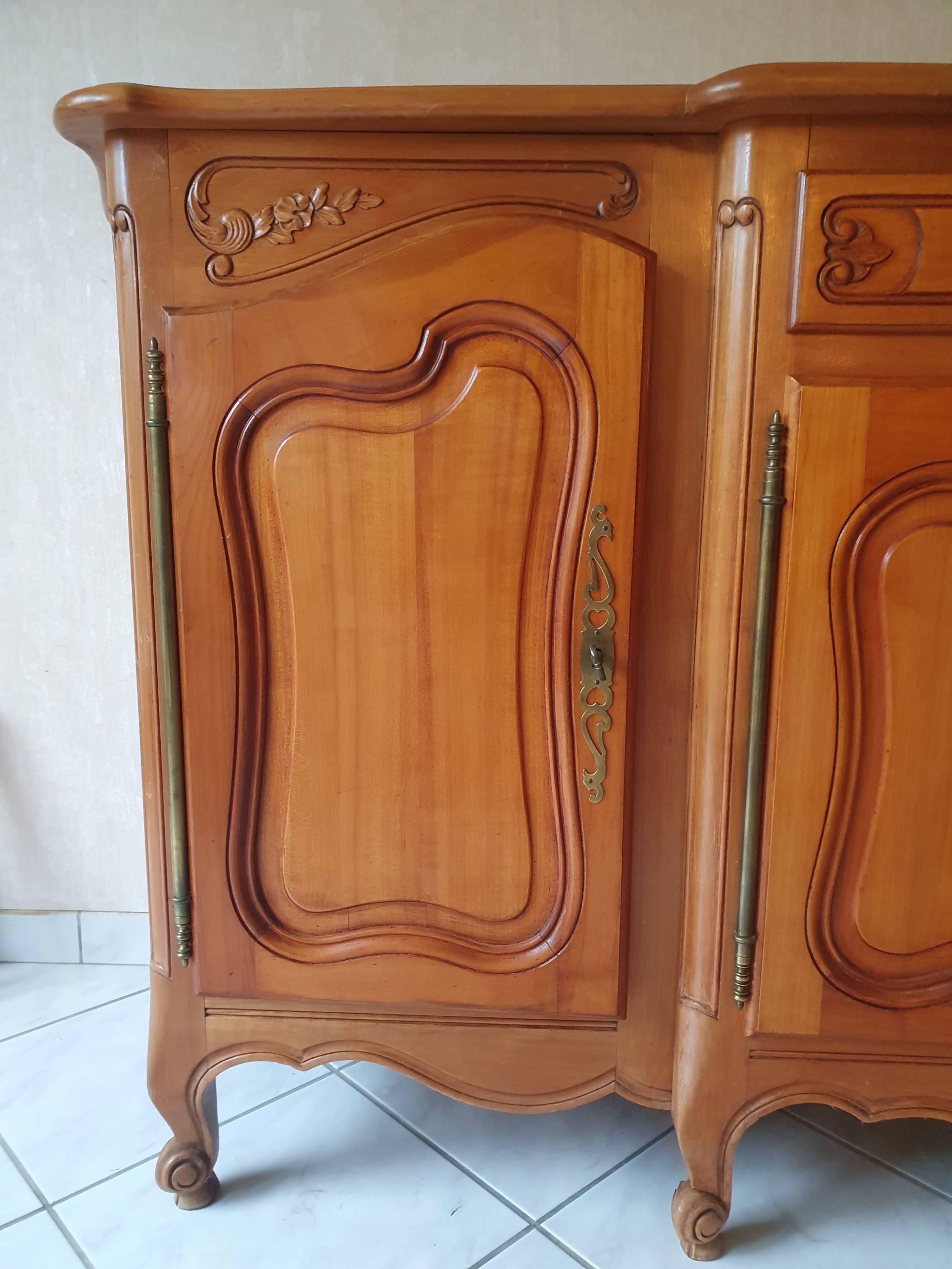 Buffet en merisier massif style Louis XV