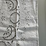 Nappe ancienne brodée richelieu en lin blanc